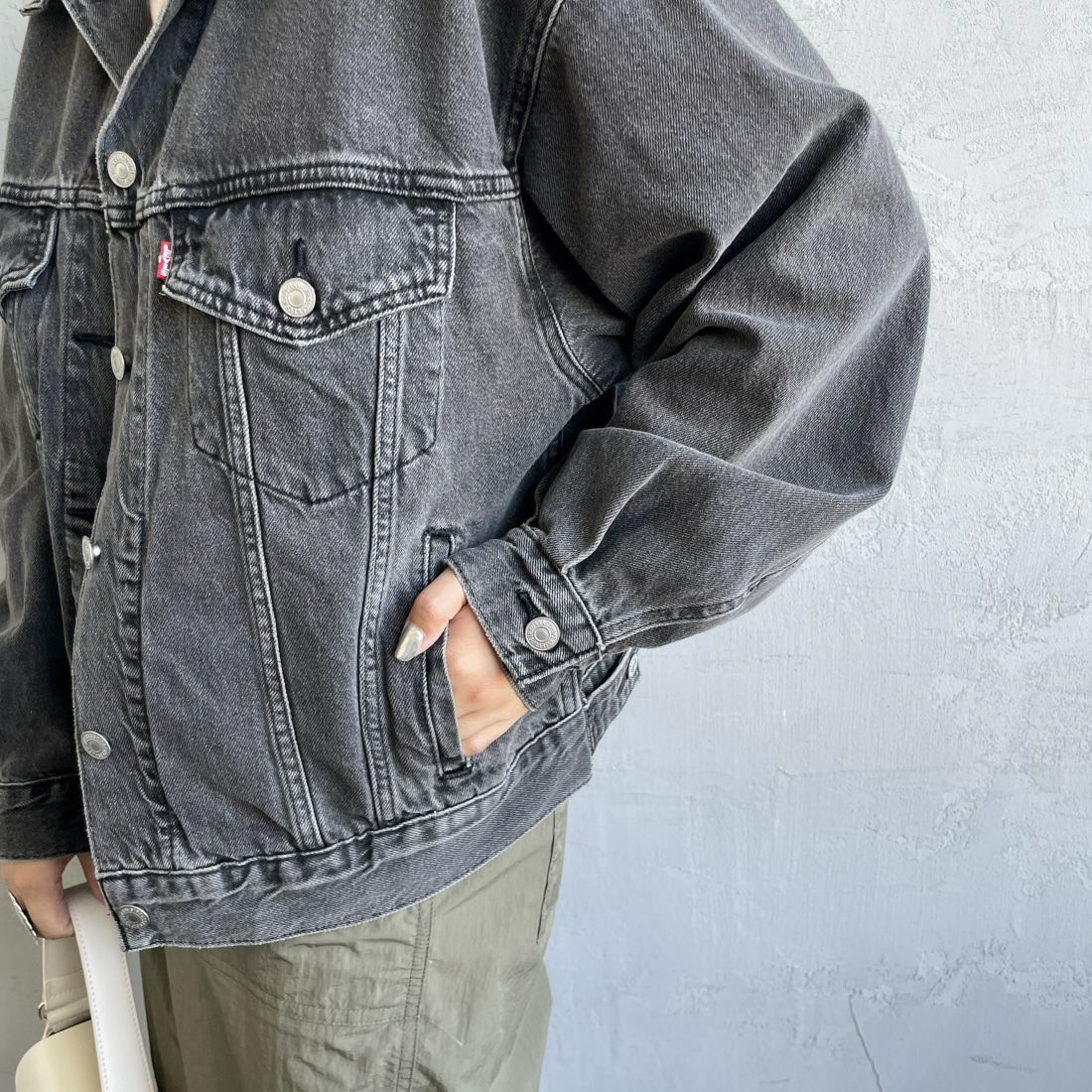 LEVI'S [リーバイス] 90S TRUCKER デニムジャケット [A1743-00]00 BE KIND &&モデル身長：156cm 着用サイズ：S&&