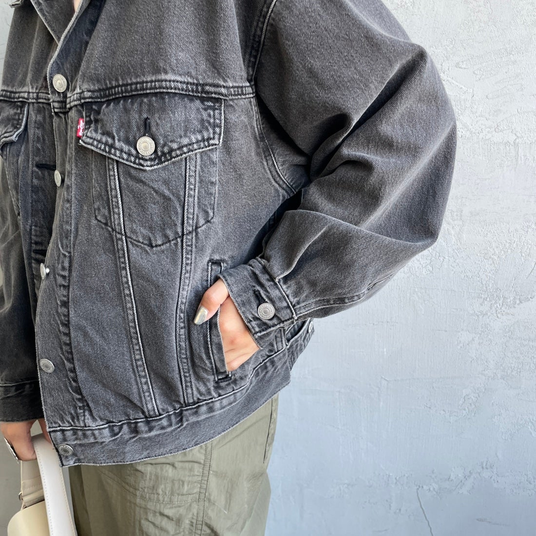 LEVI'S [リーバイス] 90S TRUCKER デニムジャケット [A1743-00]00 BE KIND &&モデル身長：156cm 着用サイズ：S&&