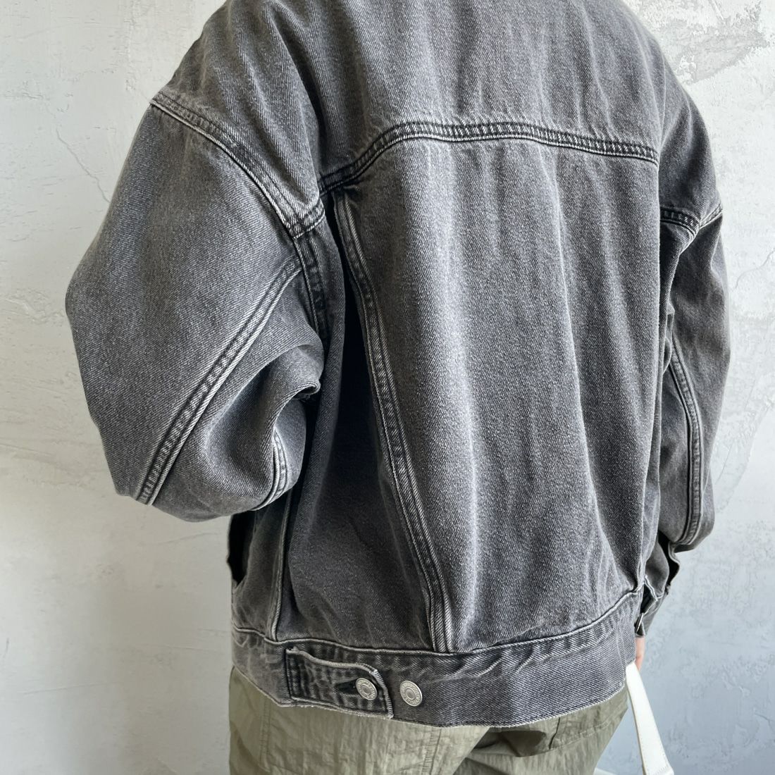 LEVI'S [リーバイス] 90S TRUCKER デニムジャケット [A1743-00]00 BE KIND &&モデル身長：156cm 着用サイズ：S&&