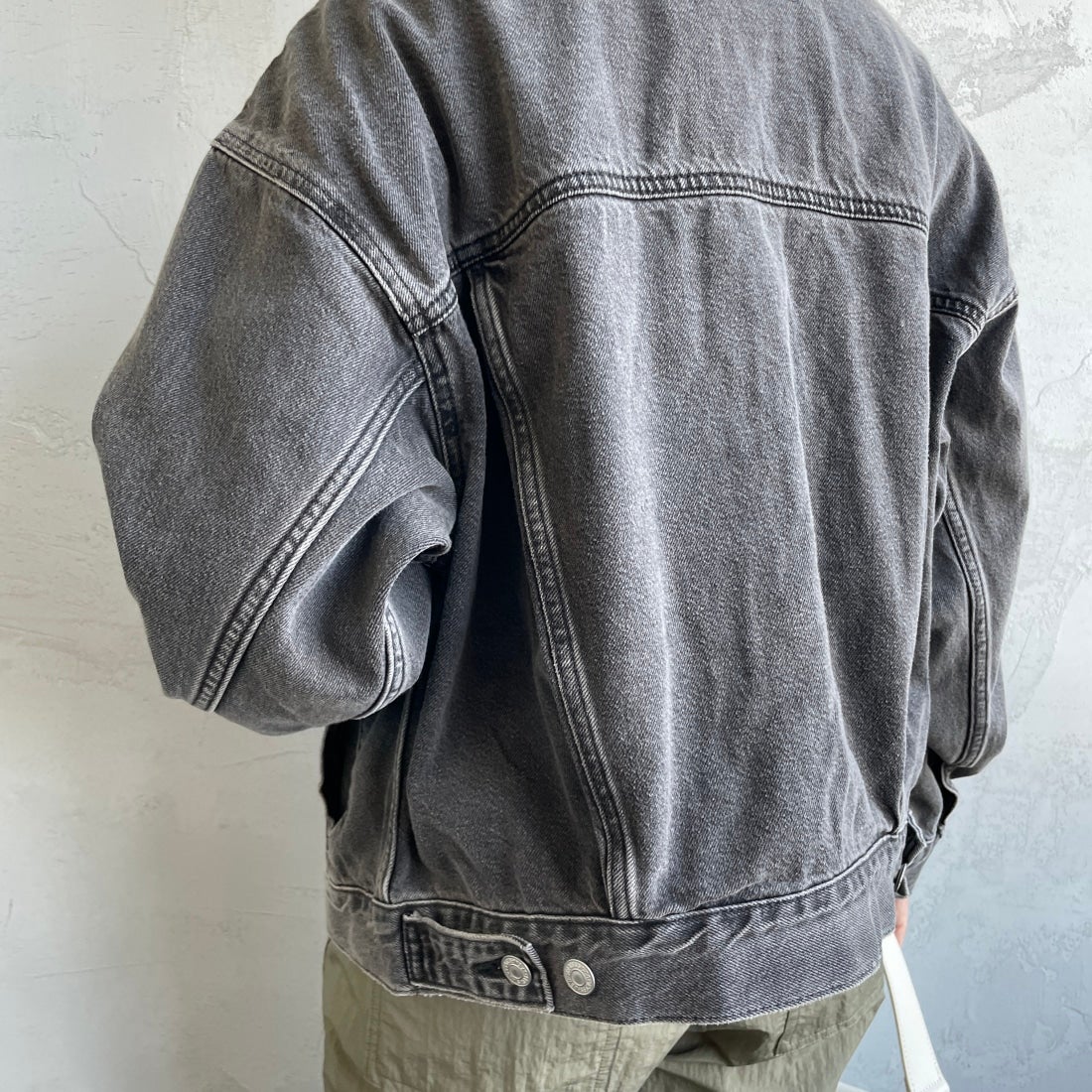 LEVI'S [リーバイス] 90S TRUCKER デニムジャケット [A1743-00]00 BE KIND &&モデル身長：156cm 着用サイズ：S&&