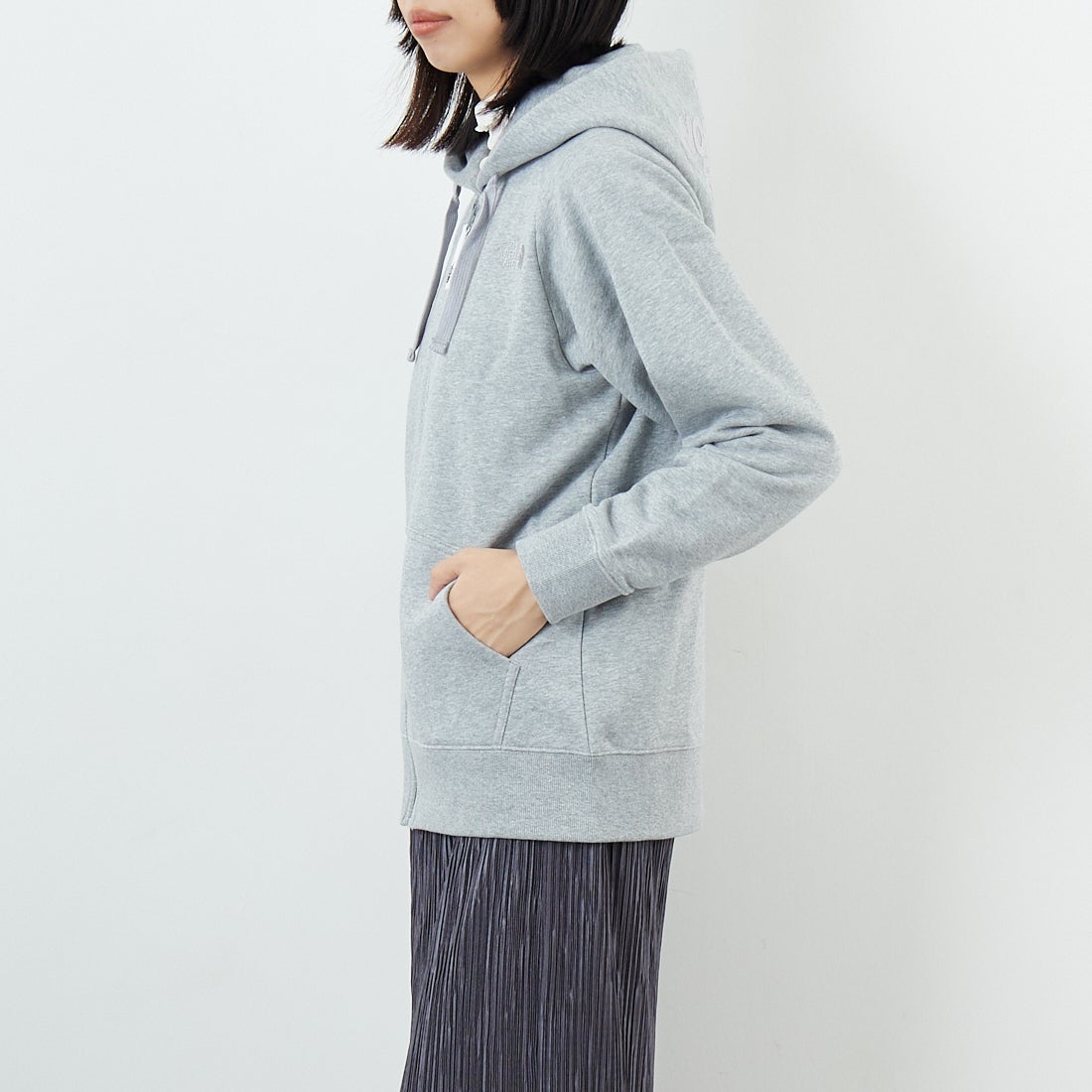 THE NORTH FACE [ザ ノースフェイス] リアビューフルジップフーディ [NTW12442] ZZ &&モデル身長：162cm 着用サイズ：M&&