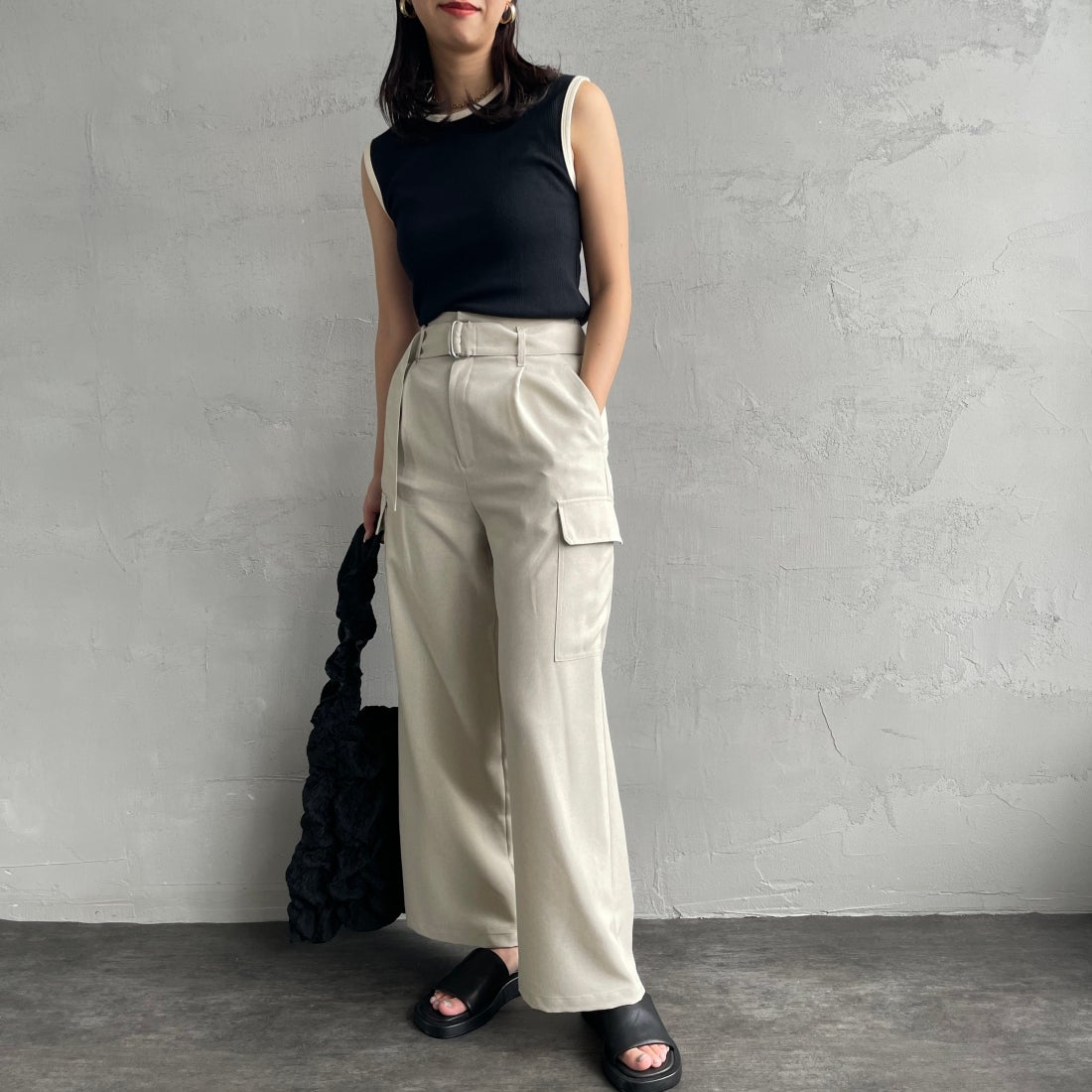 Jeans Factory Clothes [ジーンズファクトリークローズ] ベルト付き サイドカーゴポケットワイドパンツ [21241060] 032 ｴｸﾘｭ &&モデル身長：163cm 着用サイズ：36&&