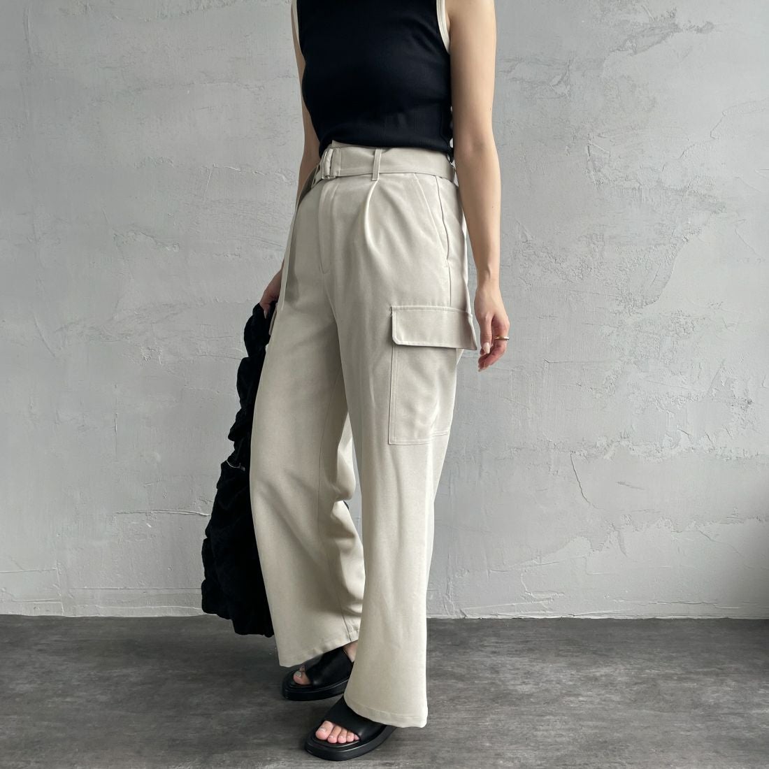 Jeans Factory Clothes [ジーンズファクトリークローズ] ベルト付き サイドカーゴポケットワイドパンツ [21241060] 032 ｴｸﾘｭ &&モデル身長：163cm 着用サイズ：36&&