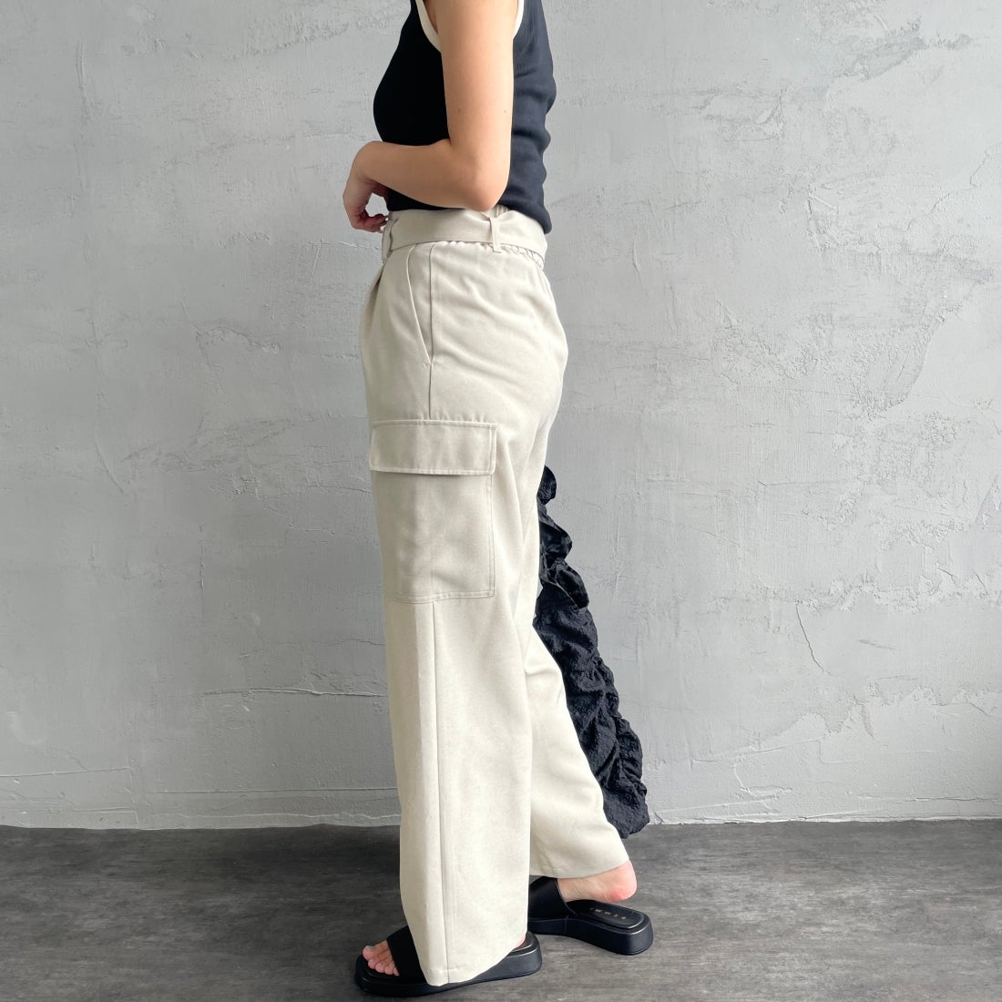 Jeans Factory Clothes [ジーンズファクトリークローズ] ベルト付き サイドカーゴポケットワイドパンツ [21241060] 032 ｴｸﾘｭ &&モデル身長：163cm 着用サイズ：36&&