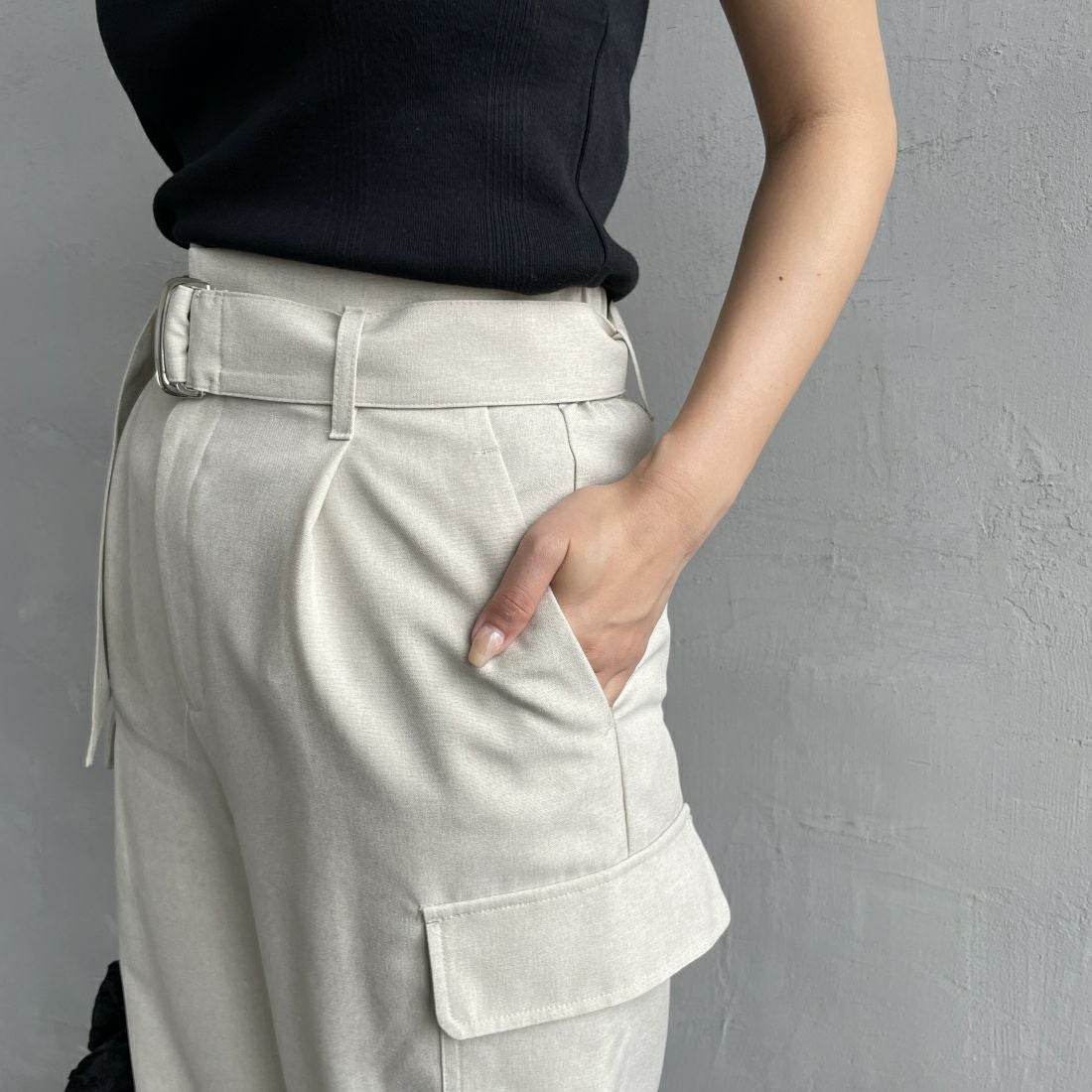 Jeans Factory Clothes [ジーンズファクトリークローズ] ベルト付き サイドカーゴポケットワイドパンツ [21241060] 032 ｴｸﾘｭ &&モデル身長：163cm 着用サイズ：36&&