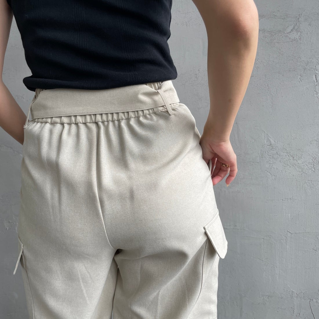 Jeans Factory Clothes [ジーンズファクトリークローズ] ベルト付き サイドカーゴポケットワイドパンツ [21241060] 032 ｴｸﾘｭ &&モデル身長：163cm 着用サイズ：36&&