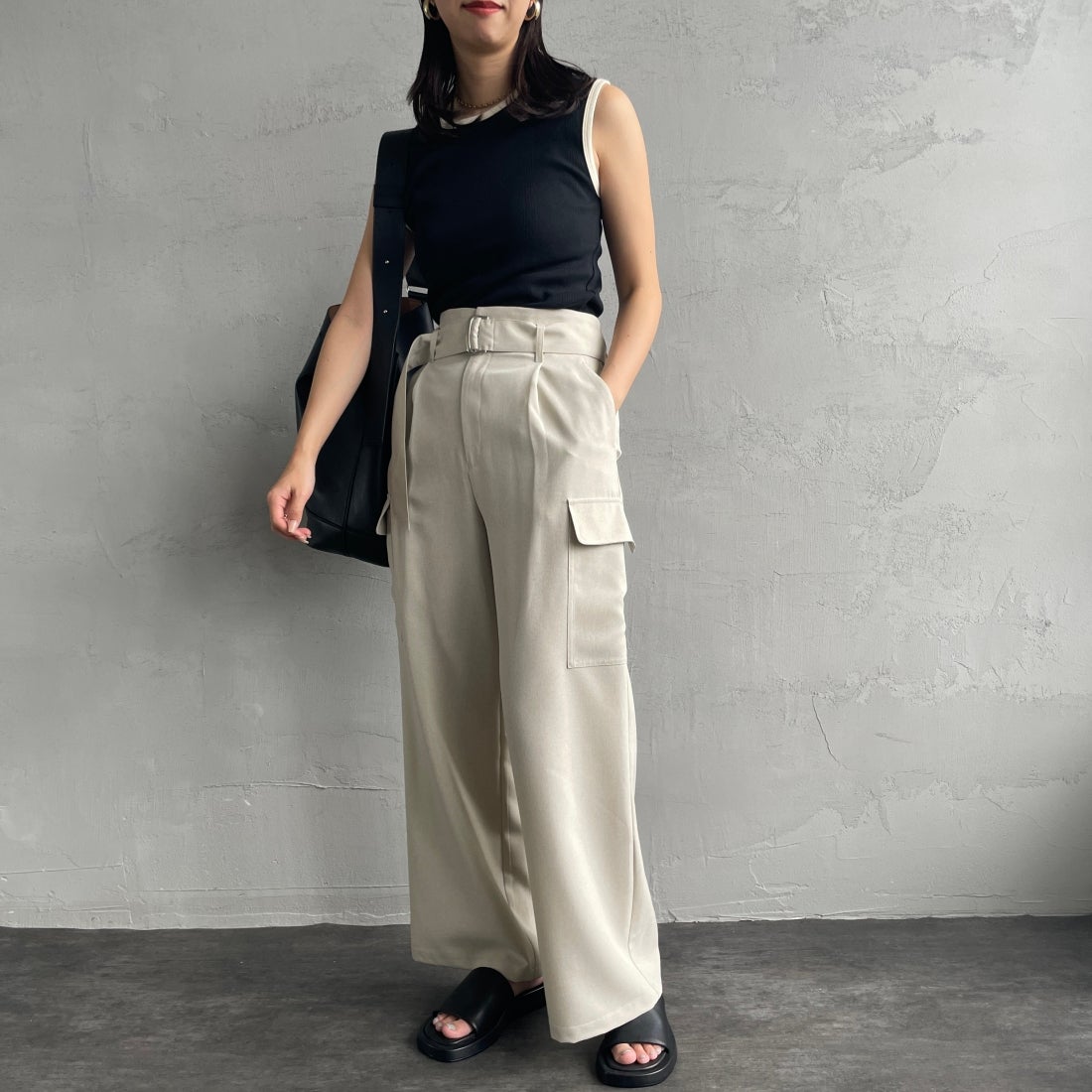 Jeans Factory Clothes [ジーンズファクトリークローズ] ベルト付き サイドカーゴポケットワイドパンツ [21241060] 032 ｴｸﾘｭ &&モデル身長：163cm 着用サイズ：38&&