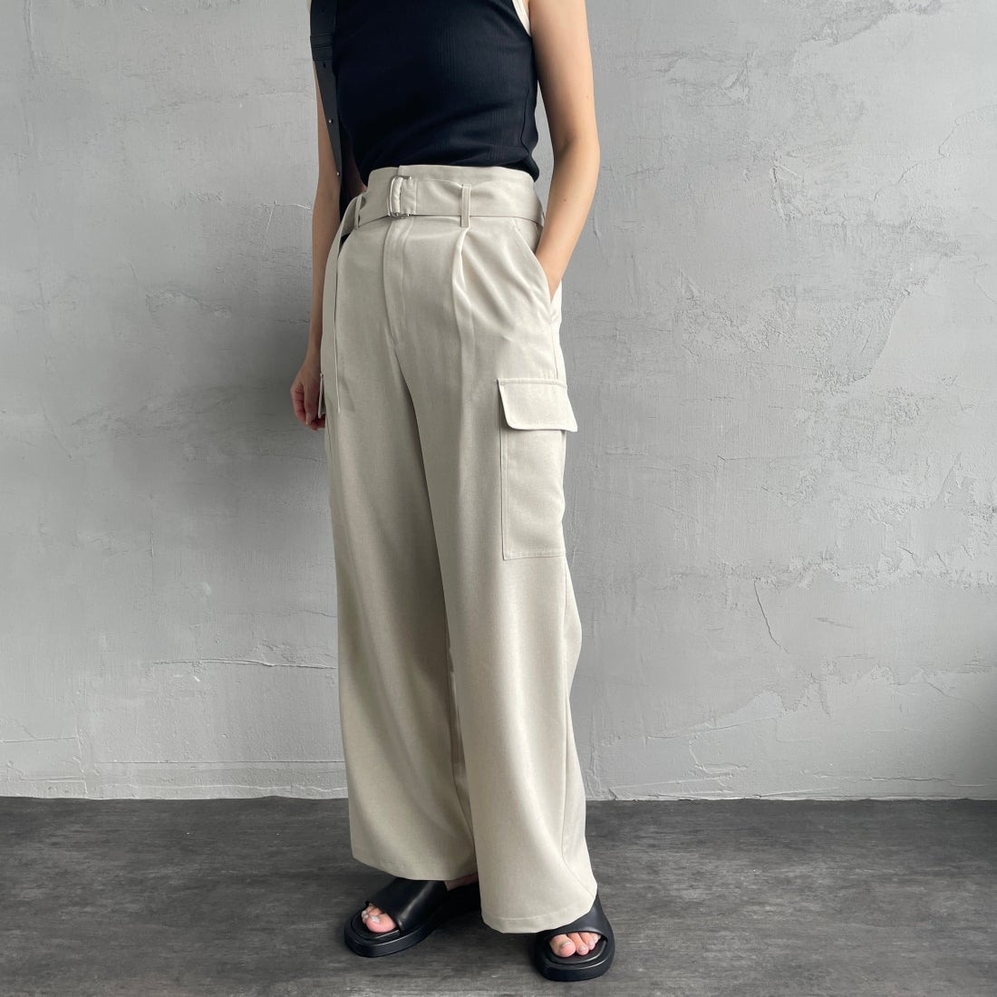 Jeans Factory Clothes [ジーンズファクトリークローズ] ベルト付き サイドカーゴポケットワイドパンツ [21241060] 032 ｴｸﾘｭ &&モデル身長：163cm 着用サイズ：38&&