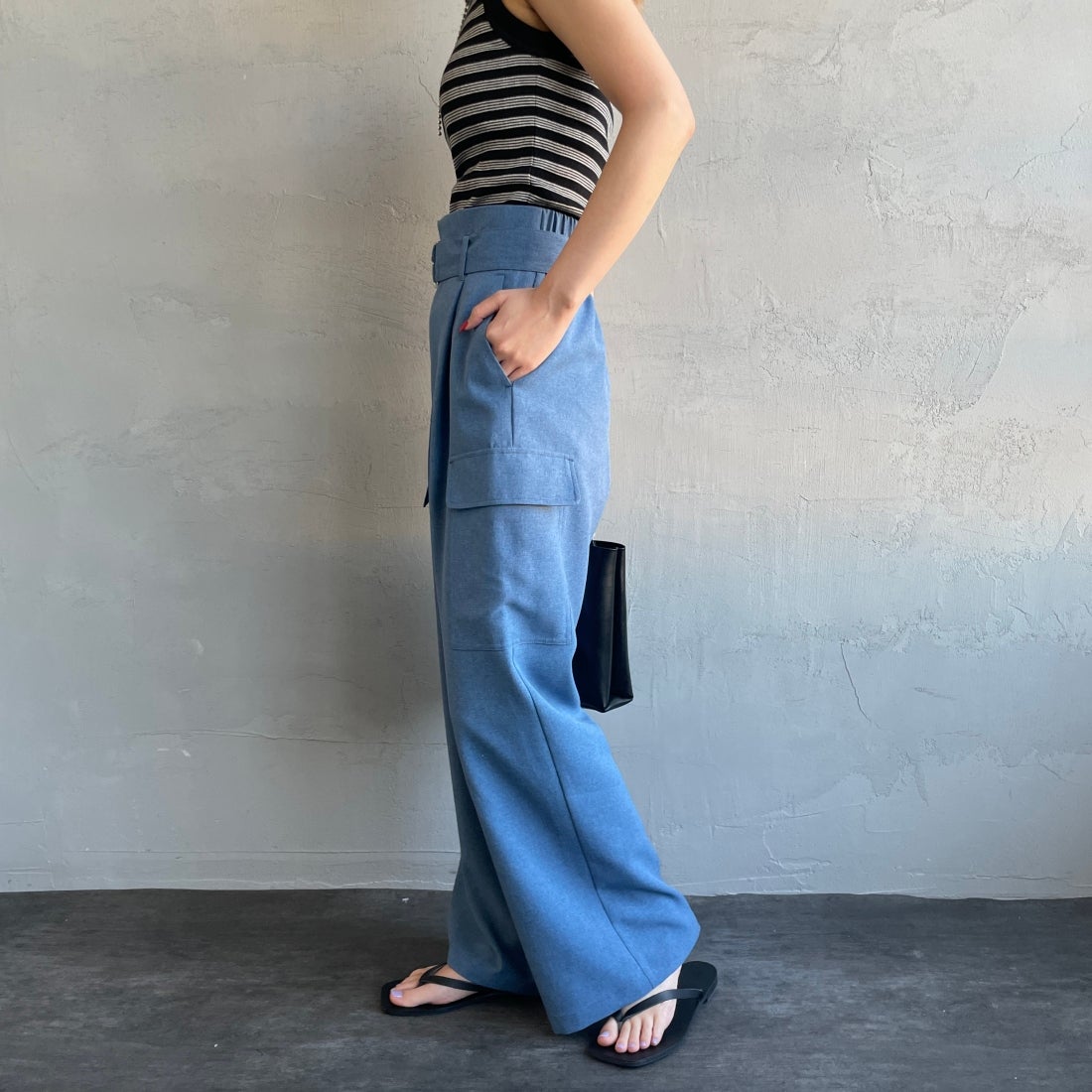 Jeans Factory Clothes [ジーンズファクトリークローズ] ベルト付き サイドカーゴポケットワイドパンツ [21241060] 070 ﾌﾞﾙｰ &&モデル身長：156cm 着用サイズ：36&&