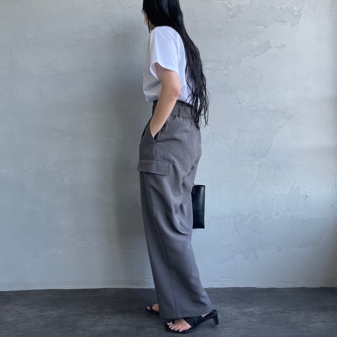 Jeans Factory Clothes [ジーンズファクトリークローズ] ベルト付き サイドカーゴポケットワイドパンツ [21241060] 003 ﾁｬｺｰﾙ &&モデル身長：156cm 着用サイズ：38&&