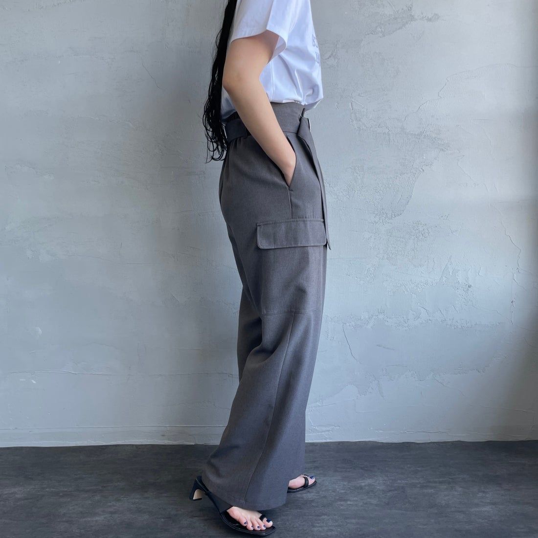 Jeans Factory Clothes [ジーンズファクトリークローズ] ベルト付き サイドカーゴポケットワイドパンツ [21241060] 003 ﾁｬｺｰﾙ &&モデル身長：156cm 着用サイズ：38&&