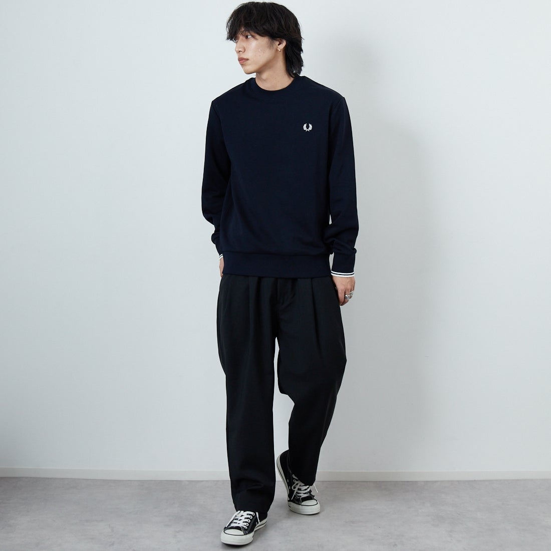 FRED PERRY [フレッドペリー] ワンポイント刺繍 クルーネックスウェット [M7535] 248 NAVY &&モデル身長：179cm 着用サイズ：L&&