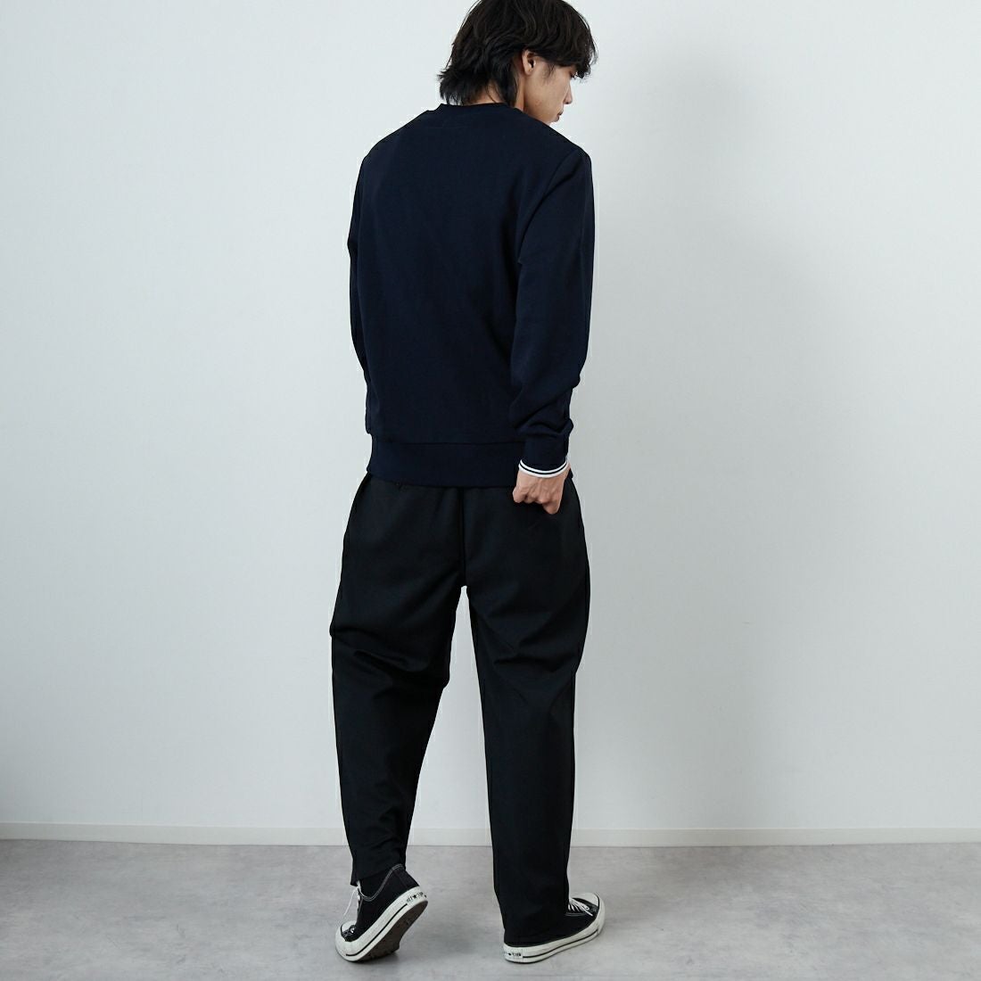 FRED PERRY [フレッドペリー] ワンポイント刺繍 クルーネックスウェット [M7535] 248 NAVY &&モデル身長：179cm 着用サイズ：L&&