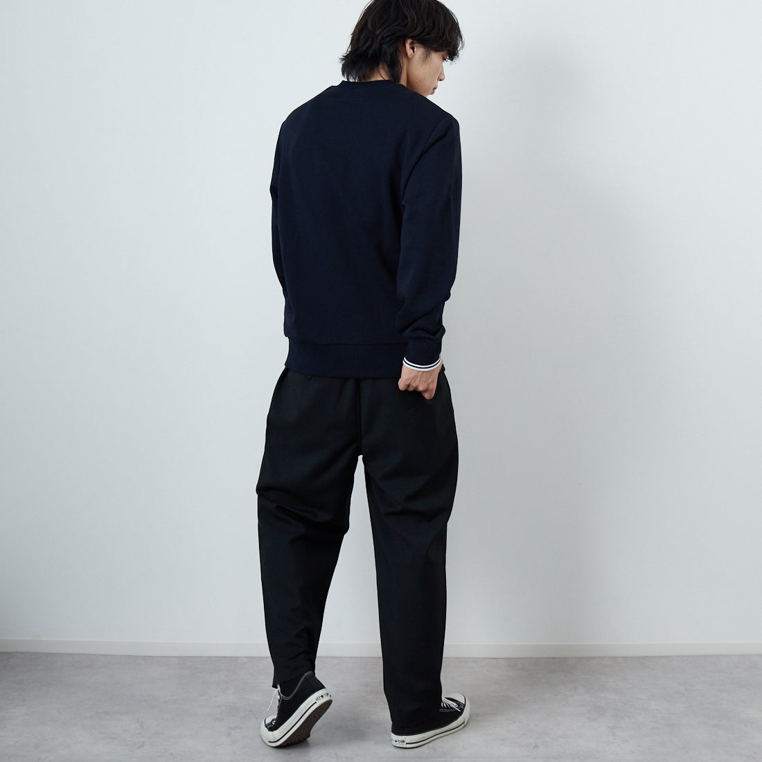 FRED PERRY [フレッドペリー] ワンポイント刺繍 クルーネックスウェット [M7535] 248 NAVY &&モデル身長：179cm 着用サイズ：L&&