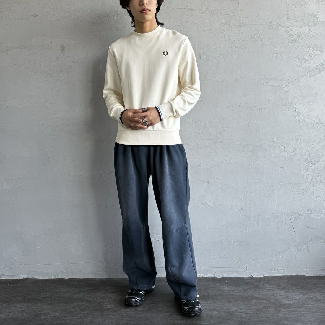 FRED PERRY [フレッドペリー] ワンポイント刺繍 クルーネックスウェット [M7535] Z46 ECR/CO &&モデル身長：179cm 着用サイズ：M&&