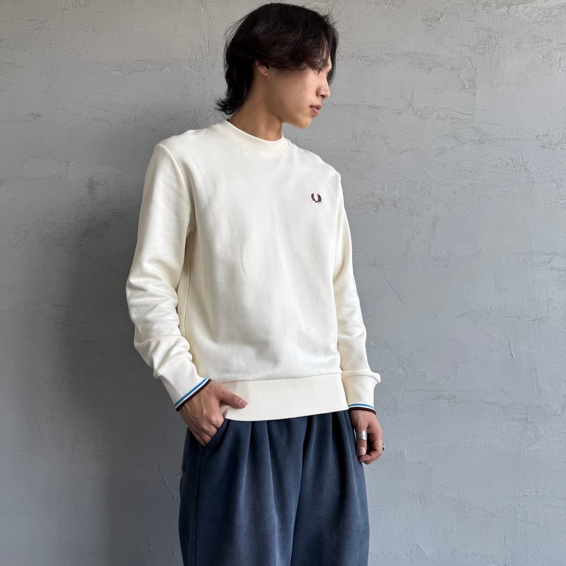 FRED PERRY [フレッドペリー] ワンポイント刺繍 クルーネックスウェット [M7535] Z46 ECR/CO &&モデル身長：179cm 着用サイズ：M&&