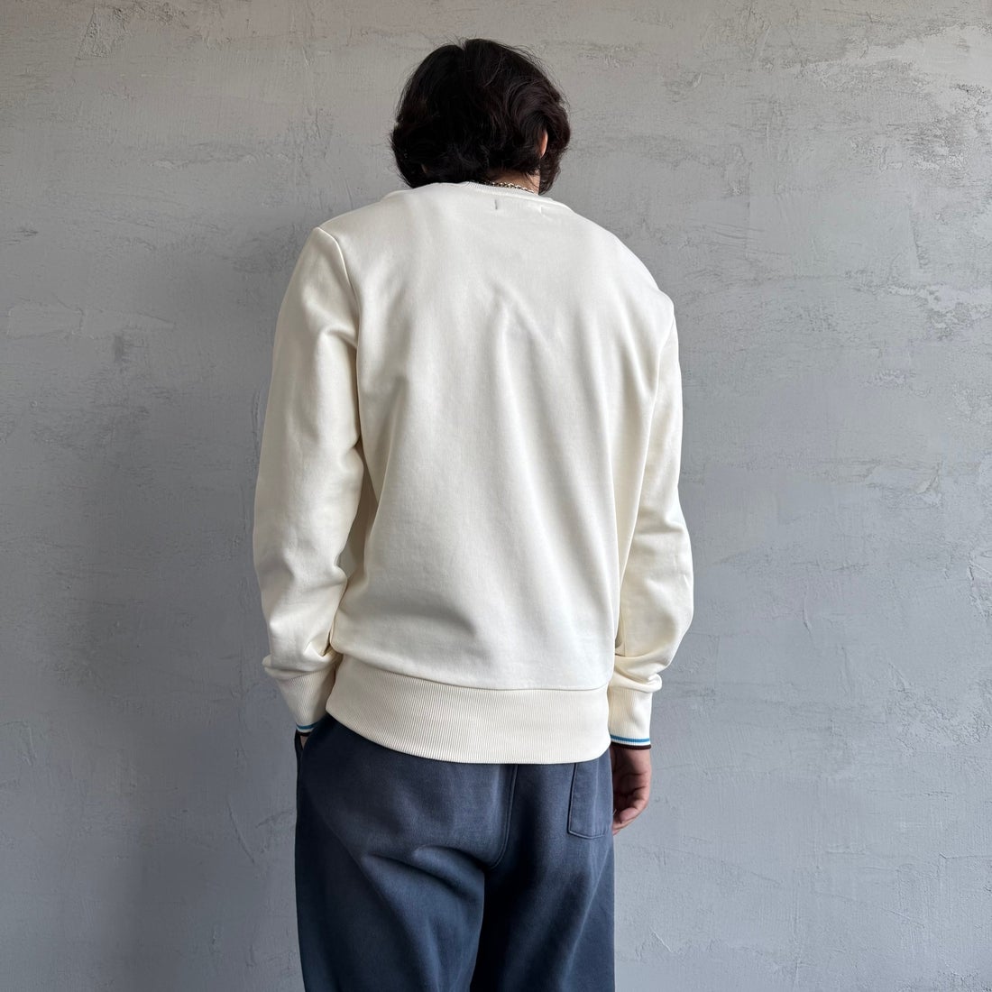 FRED PERRY [フレッドペリー] ワンポイント刺繍 クルーネックスウェット [M7535] Z46 ECR/CO &&モデル身長：179cm 着用サイズ：M&&