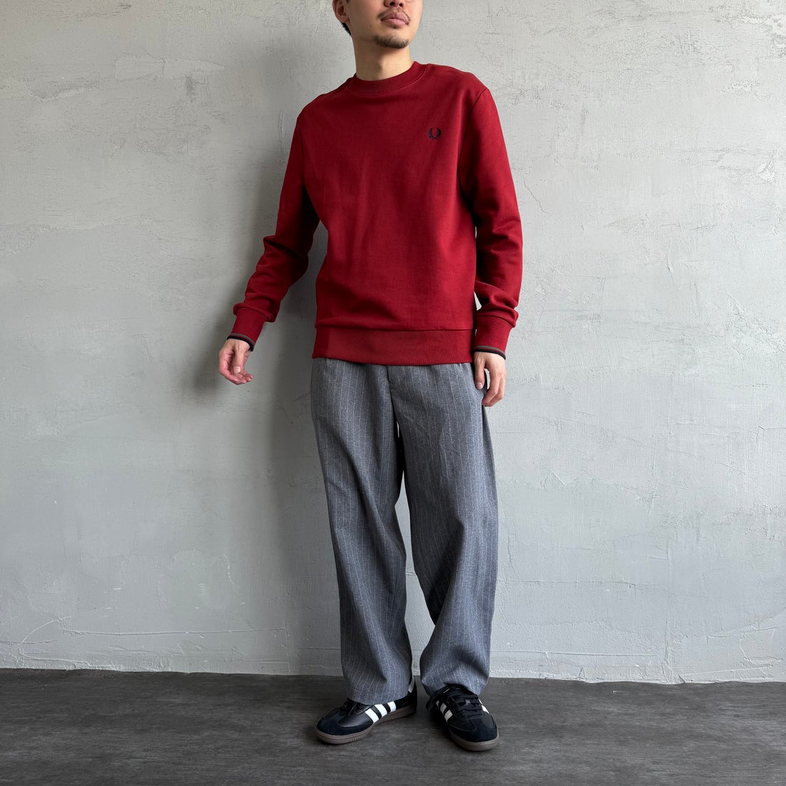 FRED PERRY [フレッドペリー] ワンポイント刺繍 クルーネックスウェット [M7535] Z62 BURNTR &&モデル身長：168cm 着用サイズ：M&&