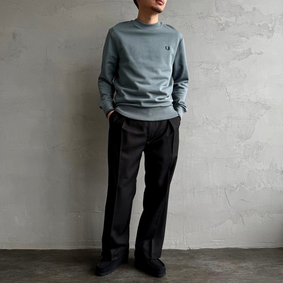 FRED PERRY [フレッドペリー] ワンポイント刺繍 クルーネックスウェット [M7535] Z56 STOCKP &&モデル身長：168cm 着用サイズ：M&&