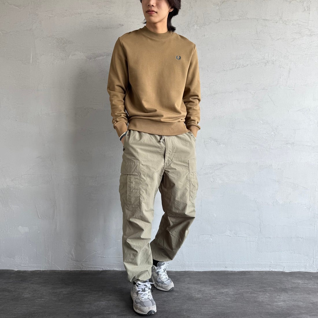 FRED PERRY [フレッドペリー] ワンポイント刺繍 クルーネックスウェット [M7535] Z60 SHADED &&モデル身長：179cm 着用サイズ：M&&