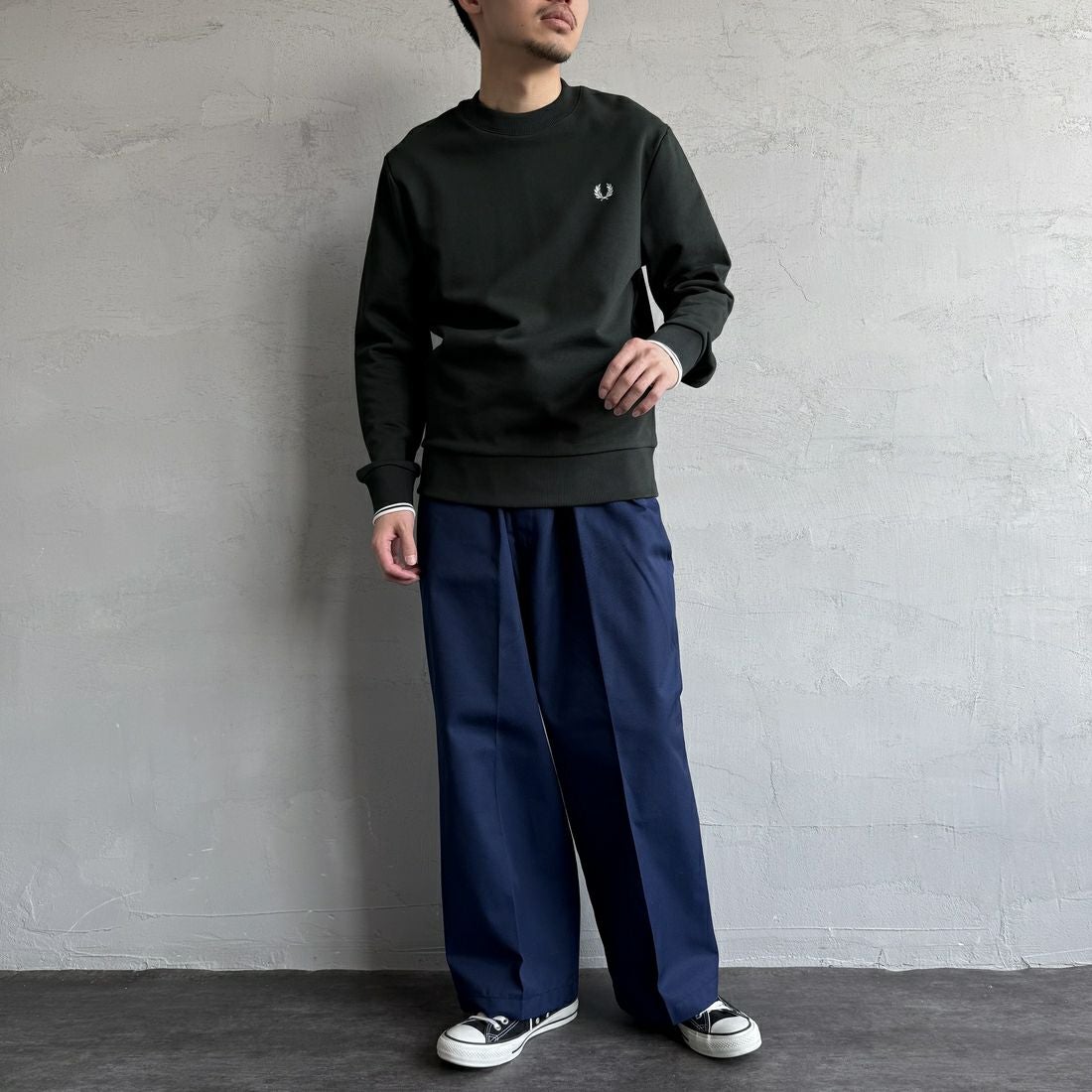 FRED PERRY [フレッドペリー] ワンポイント刺繍 クルーネックスウェット [M7535] T50 NIGHTG &&モデル身長：168cm 着用サイズ：M&&