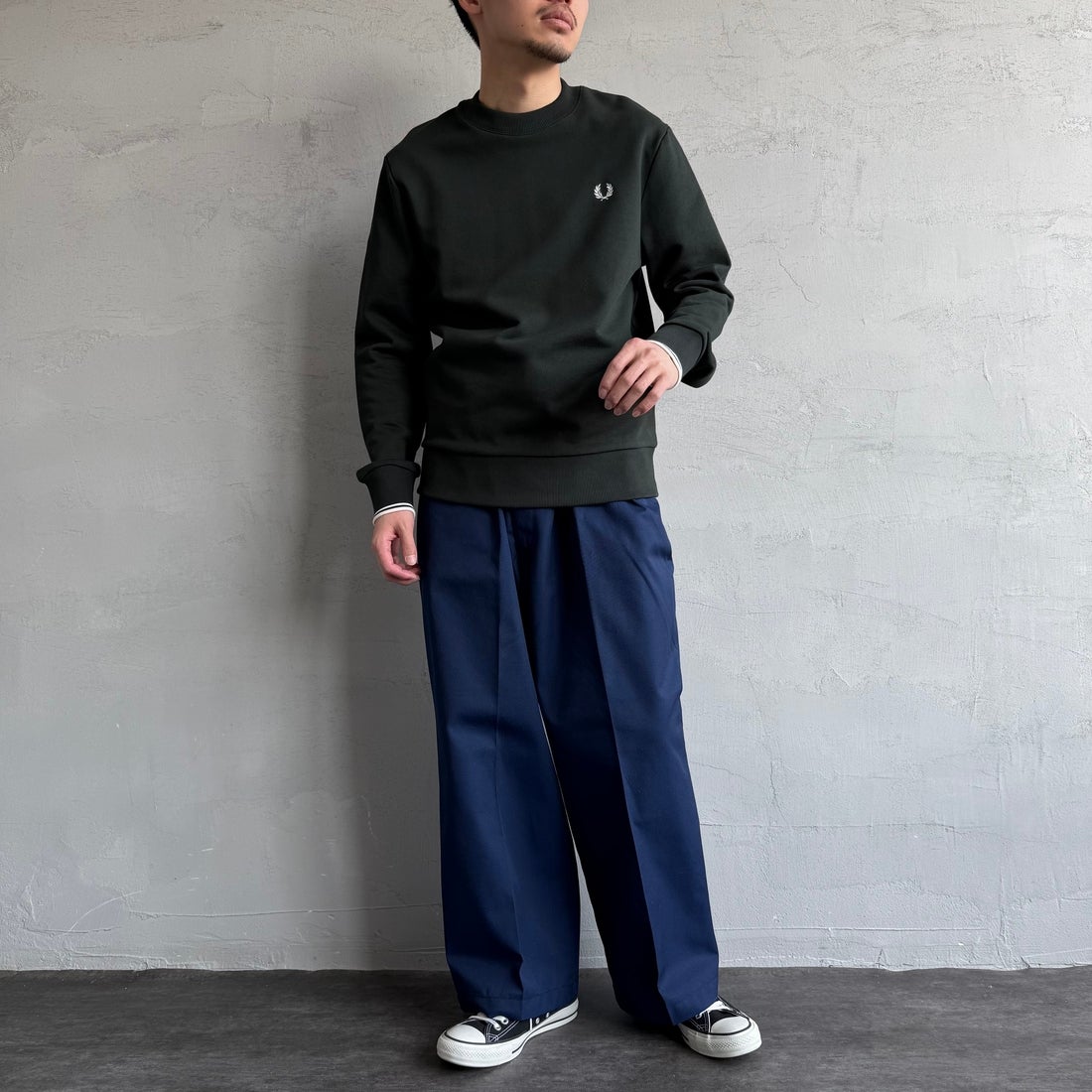 FRED PERRY [フレッドペリー] ワンポイント刺繍 クルーネックスウェット [M7535] T50 NIGHTG &&モデル身長：168cm 着用サイズ：M&&