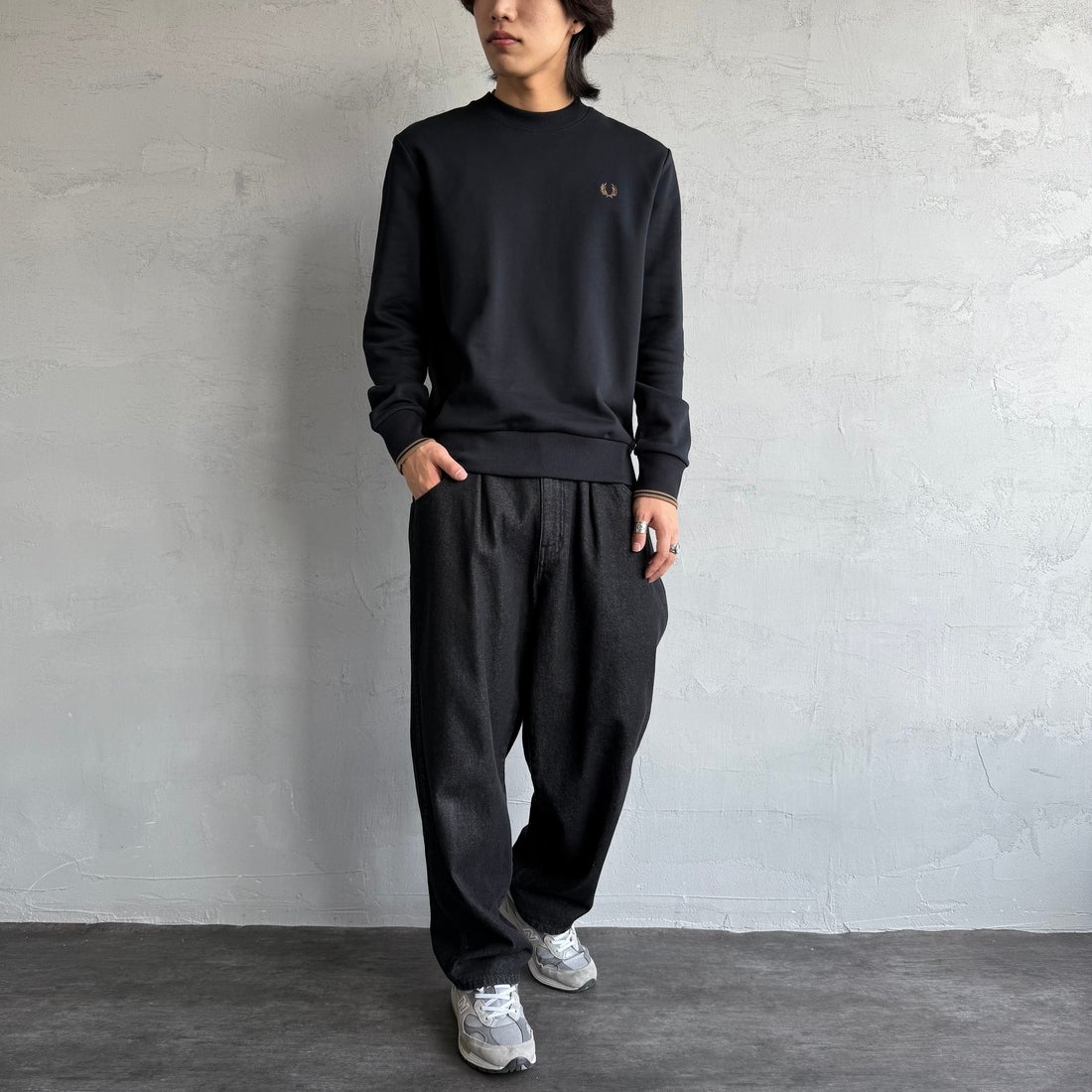 FRED PERRY [フレッドペリー] ワンポイント刺繍 クルーネックスウェット [M7535] S77 BLK/SH &&モデル身長：179cm 着用サイズ：M&&