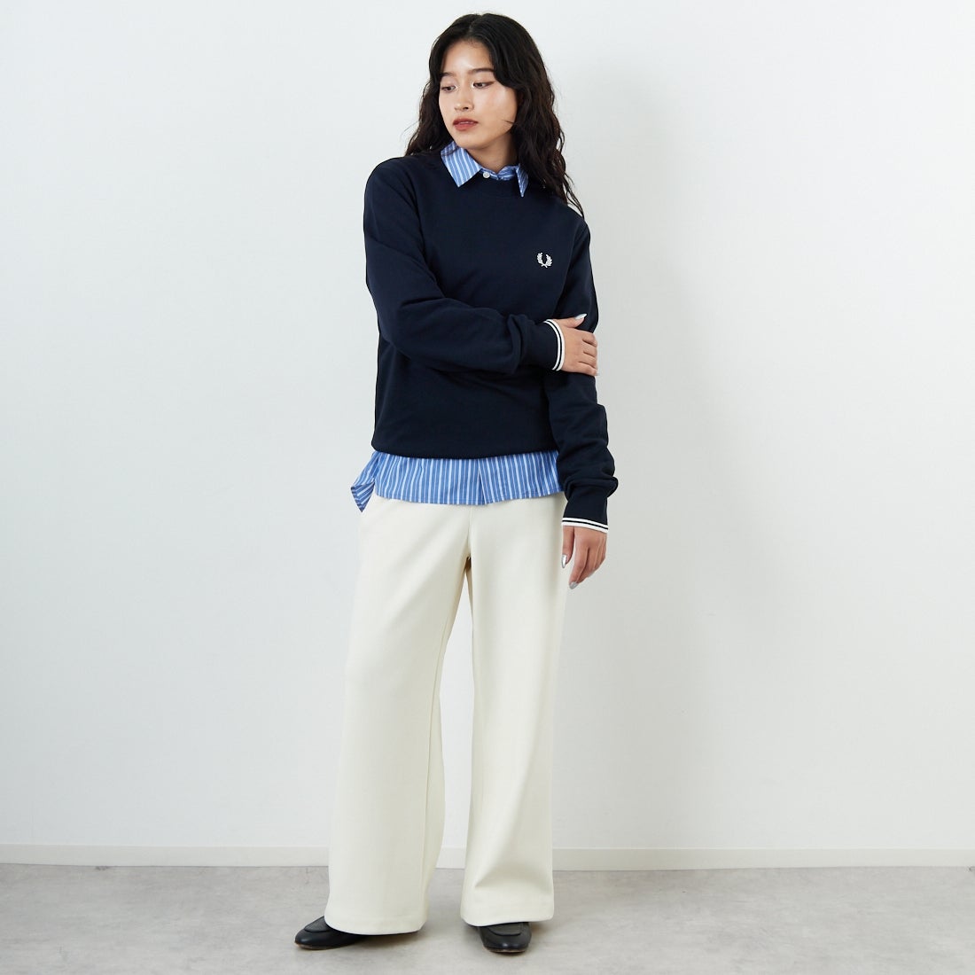 FRED PERRY [フレッドペリー] ワンポイント刺繍 クルーネックスウェット [M7535] 248 NAVY &&モデル身長：162cm 着用サイズ：S&&