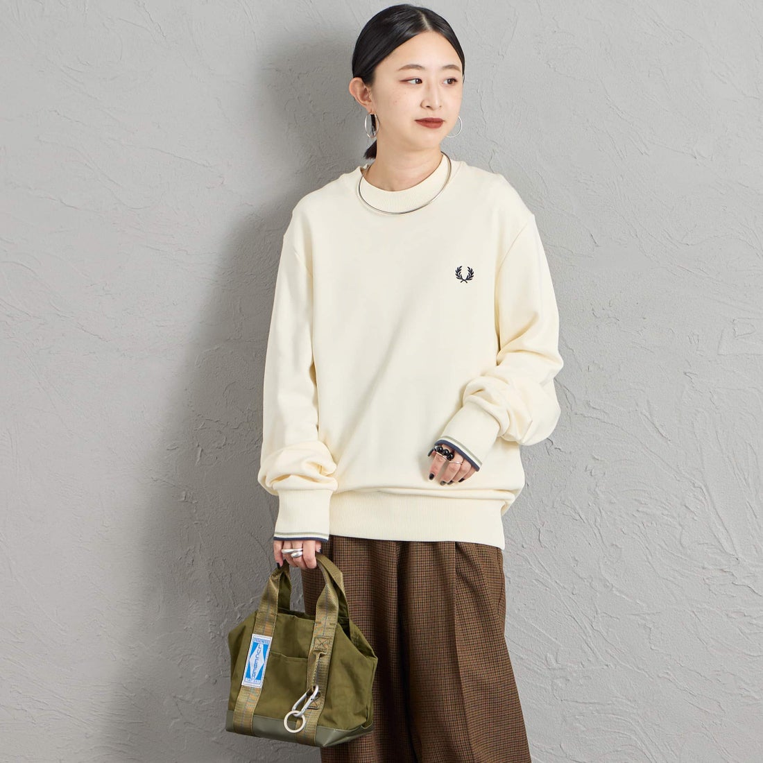 FRED PERRY [フレッドペリー] ワンポイント刺繍 クルーネックスウェット [M7535] 68C ECR/SE &&モデル身長：150cm 着用サイズ：S&&