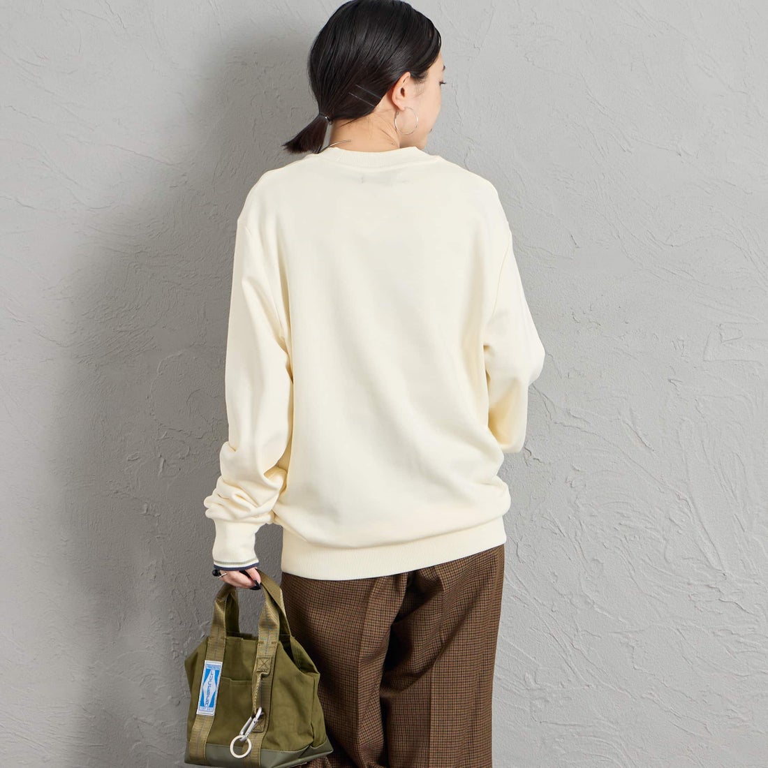FRED PERRY [フレッドペリー] ワンポイント刺繍 クルーネックスウェット [M7535] 68C ECR/SE &&モデル身長：150cm 着用サイズ：S&&