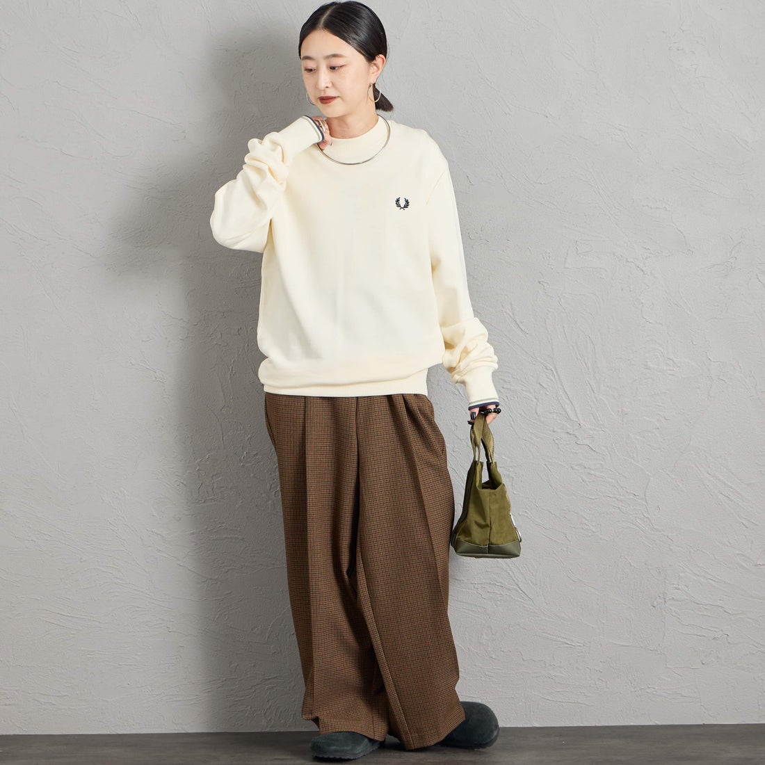 FRED PERRY [フレッドペリー] ワンポイント刺繍 クルーネックスウェット [M7535] 68C ECR/SE &&モデル身長：150cm 着用サイズ：S&&