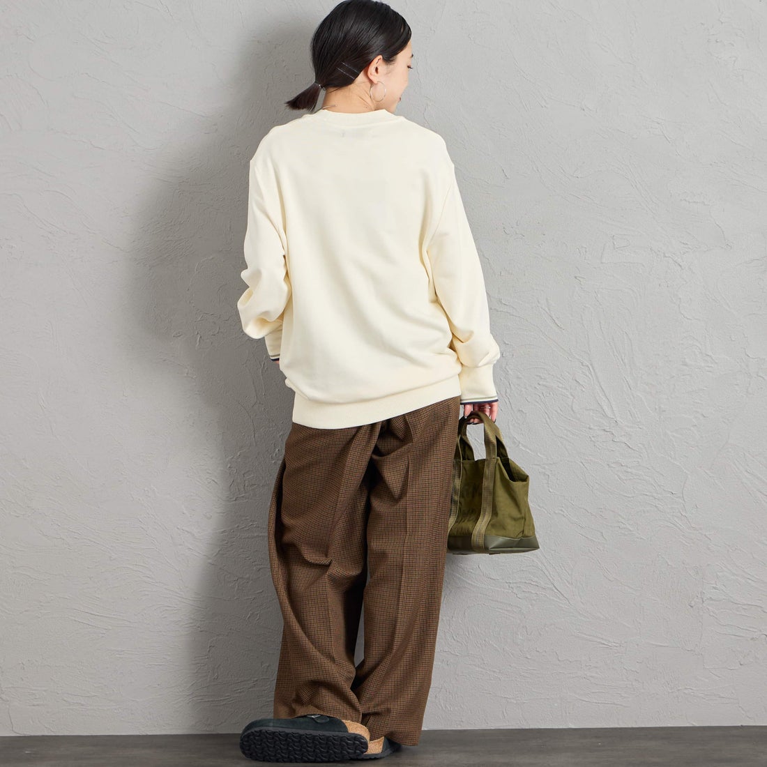 FRED PERRY [フレッドペリー] ワンポイント刺繍 クルーネックスウェット [M7535] 68C ECR/SE &&モデル身長：150cm 着用サイズ：S&&