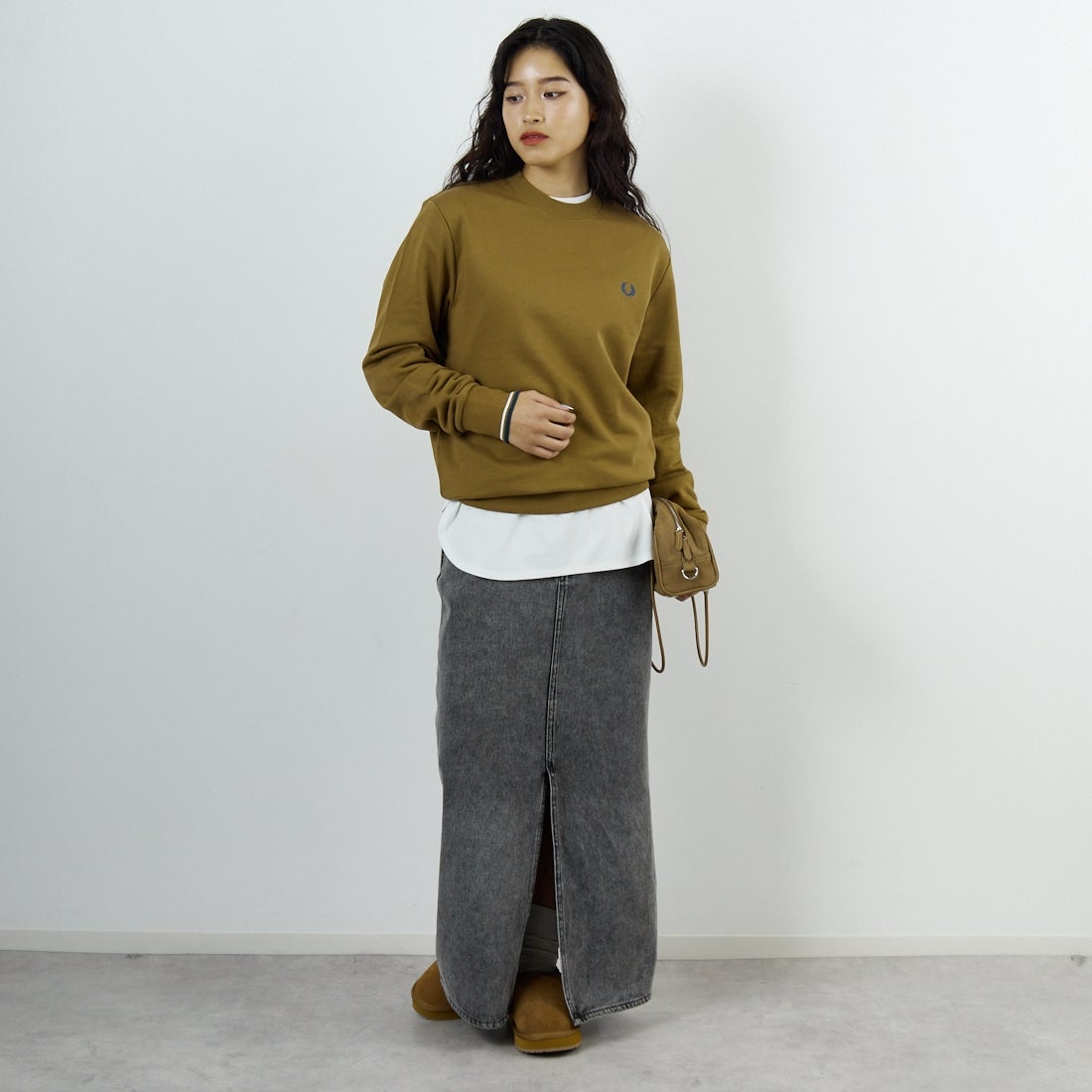 FRED PERRY [フレッドペリー] ワンポイント刺繍 クルーネックスウェット [M7535] Z60 SHADED &&モデル身長：162cm 着用サイズ：S&&