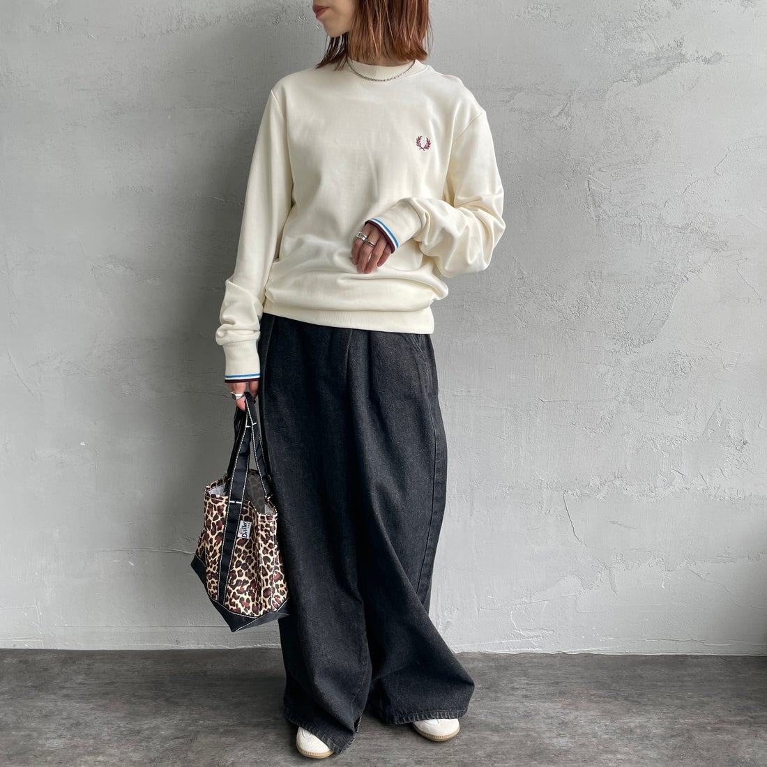 FRED PERRY [フレッドペリー] ワンポイント刺繍 クルーネックスウェット [M7535] Z46 ECR/CO &&モデル身長：158cm 着用サイズ：S&&