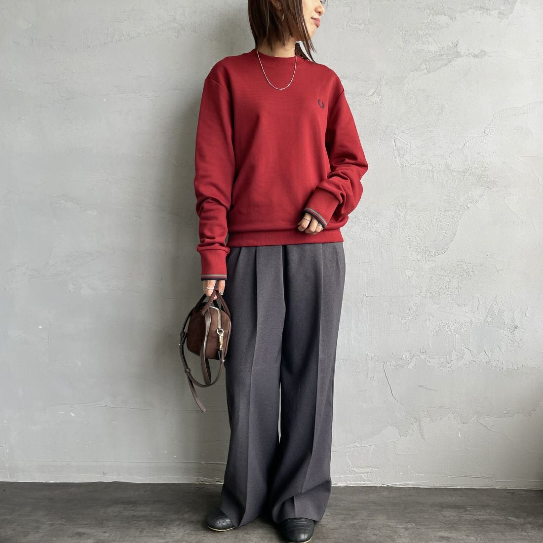 FRED PERRY [フレッドペリー] ワンポイント刺繍 クルーネックスウェット [M7535] Z62 BURNTR &&モデル身長：159cm 着用サイズ：S&&