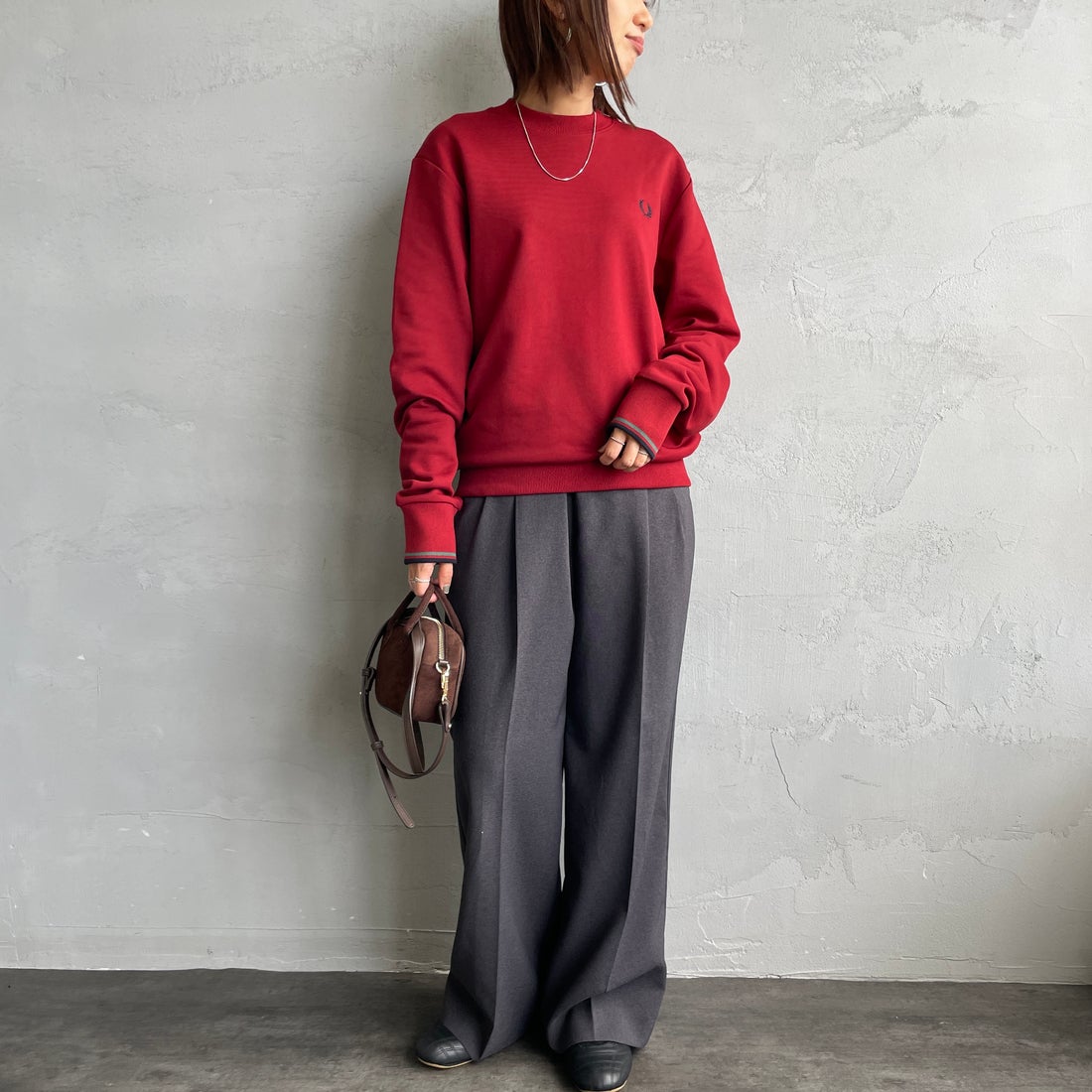 FRED PERRY [フレッドペリー] ワンポイント刺繍 クルーネックスウェット [M7535] Z62 BURNTR &&モデル身長：159cm 着用サイズ：S&&