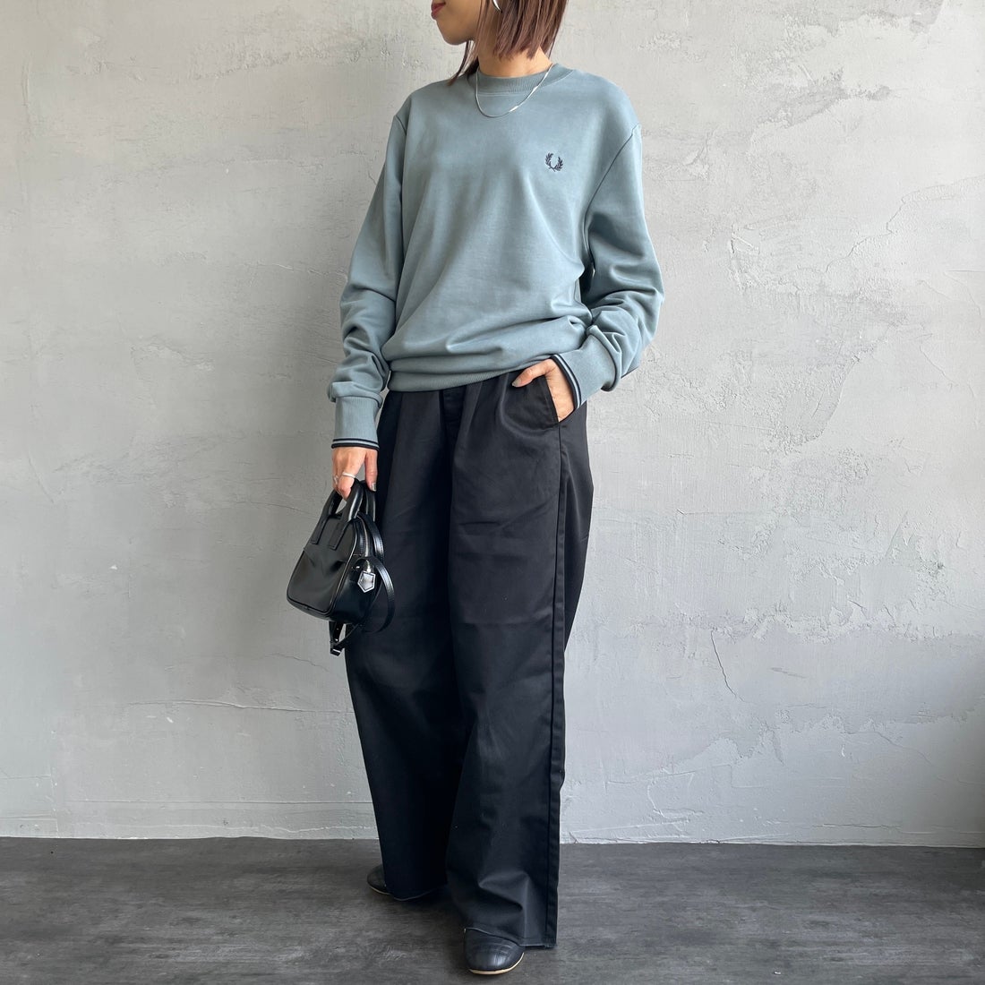 FRED PERRY [フレッドペリー] ワンポイント刺繍 クルーネックスウェット [M7535] Z56 STOCKP &&モデル身長：159cm 着用サイズ：S&&