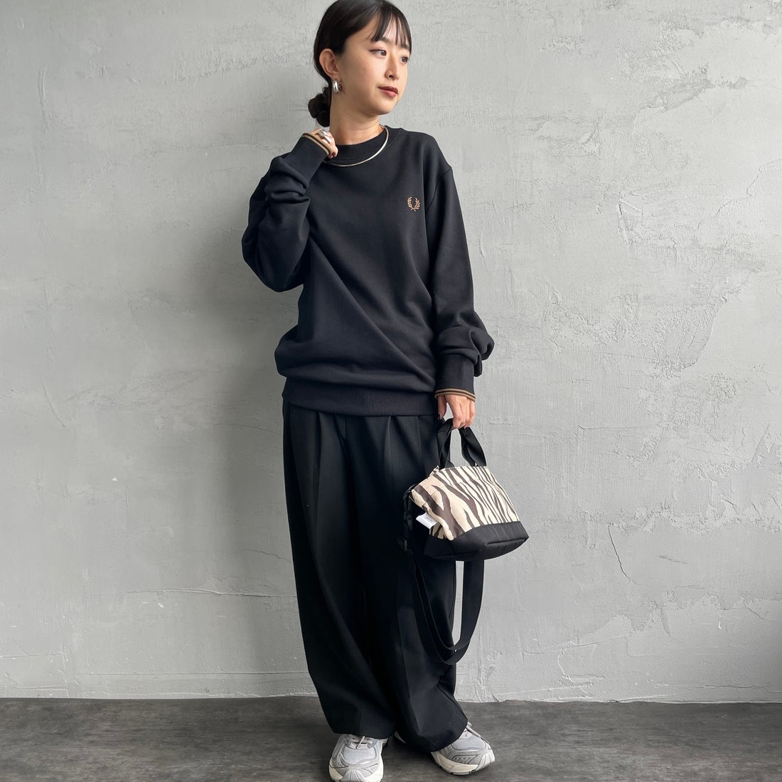 FRED PERRY [フレッドペリー] ワンポイント刺繍 クルーネックスウェット [M7535] S77 BLK/SH &&モデル身長：150cm 着用サイズ：S&&