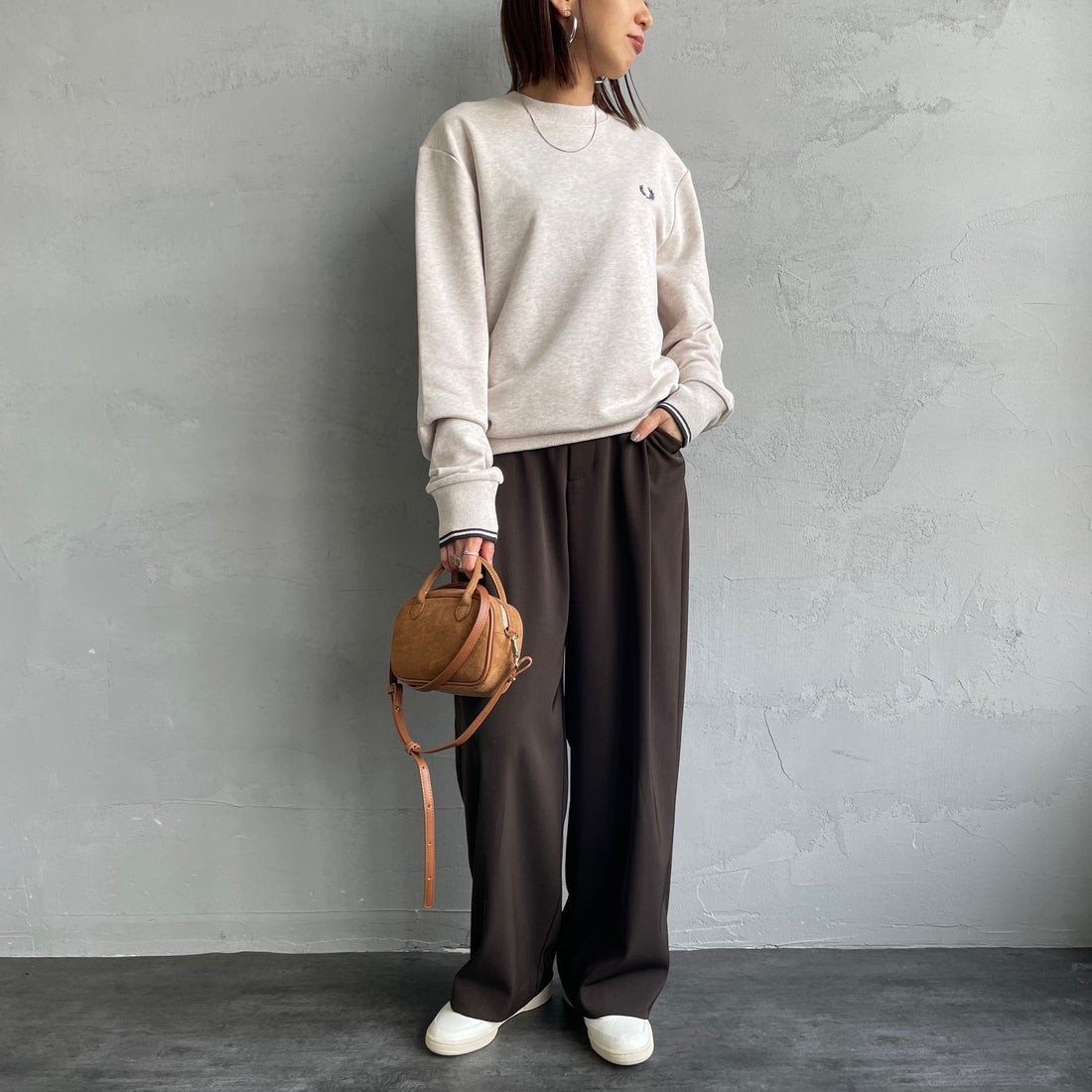 FRED PERRY [フレッドペリー] ワンポイント刺繍 クルーネックスウェット [M7535] W50 PORRID &&モデル身長：159cm 着用サイズ：S&&