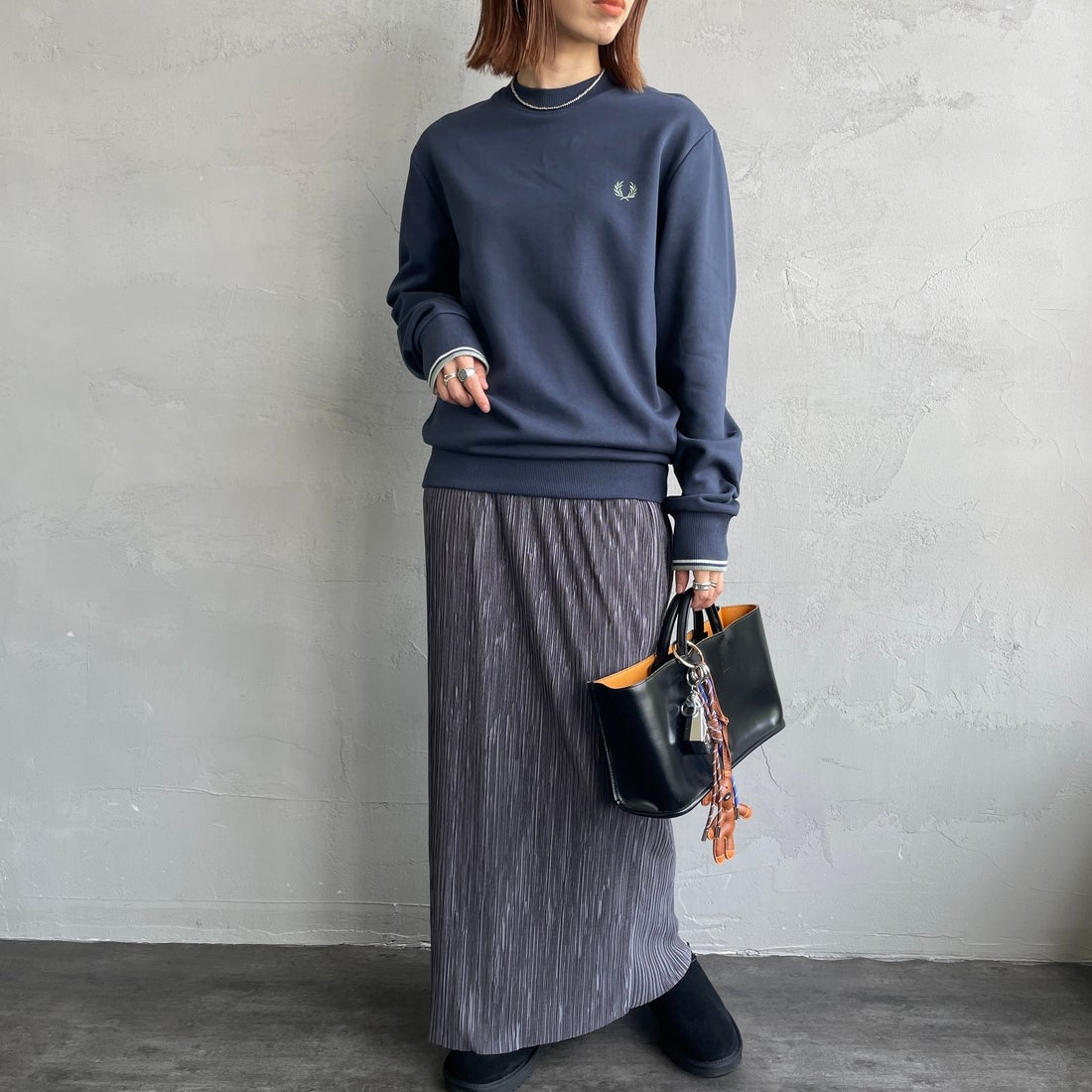 FRED PERRY [フレッドペリー] ワンポイント刺繍 クルーネックスウェット [M7535] Z47 DARKAI &&モデル身長：158cm 着用サイズ：S&&