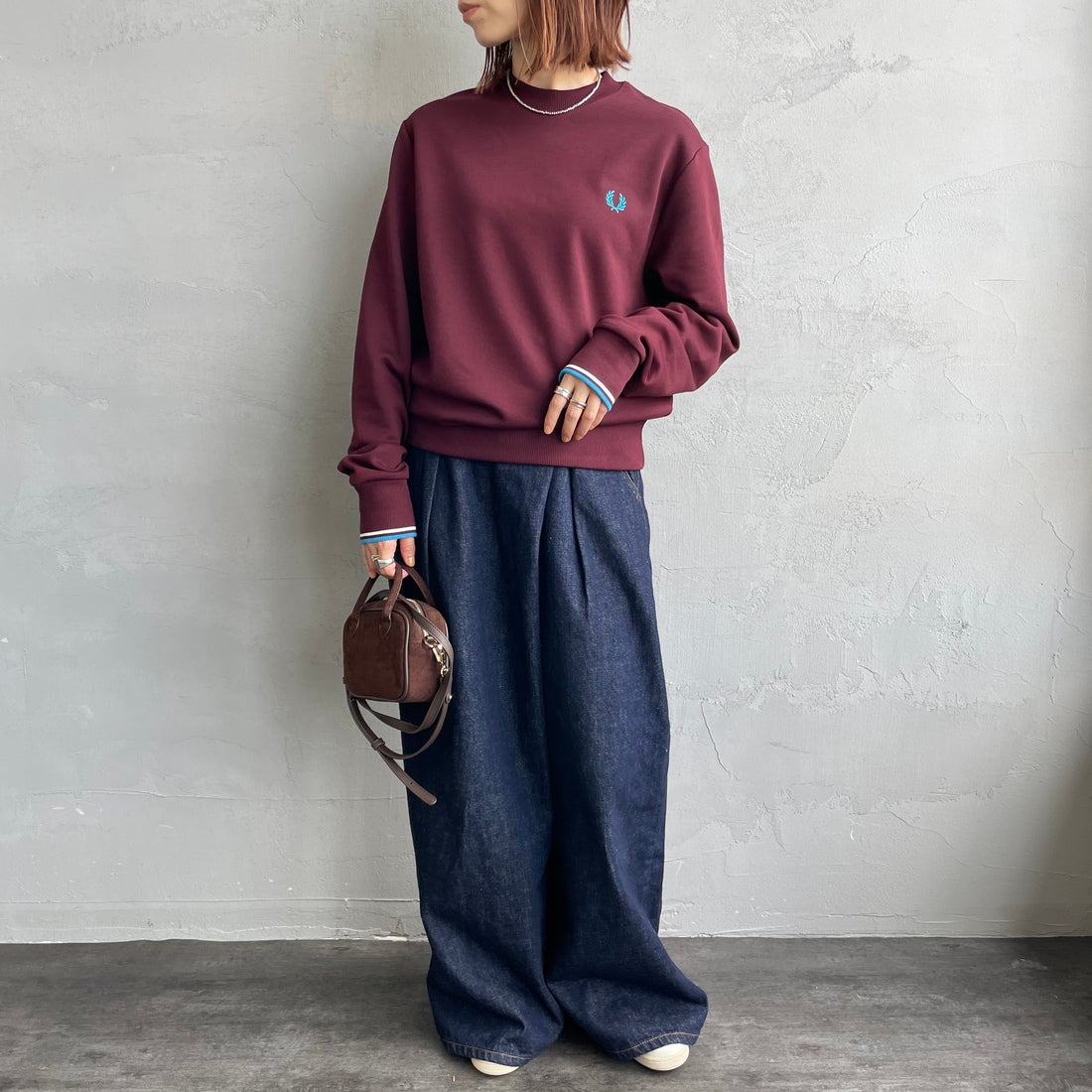 FRED PERRY [フレッドペリー] ワンポイント刺繍 クルーネックスウェット [M7535] Z63 OXBLOO &&モデル身長：158cm 着用サイズ：S&&