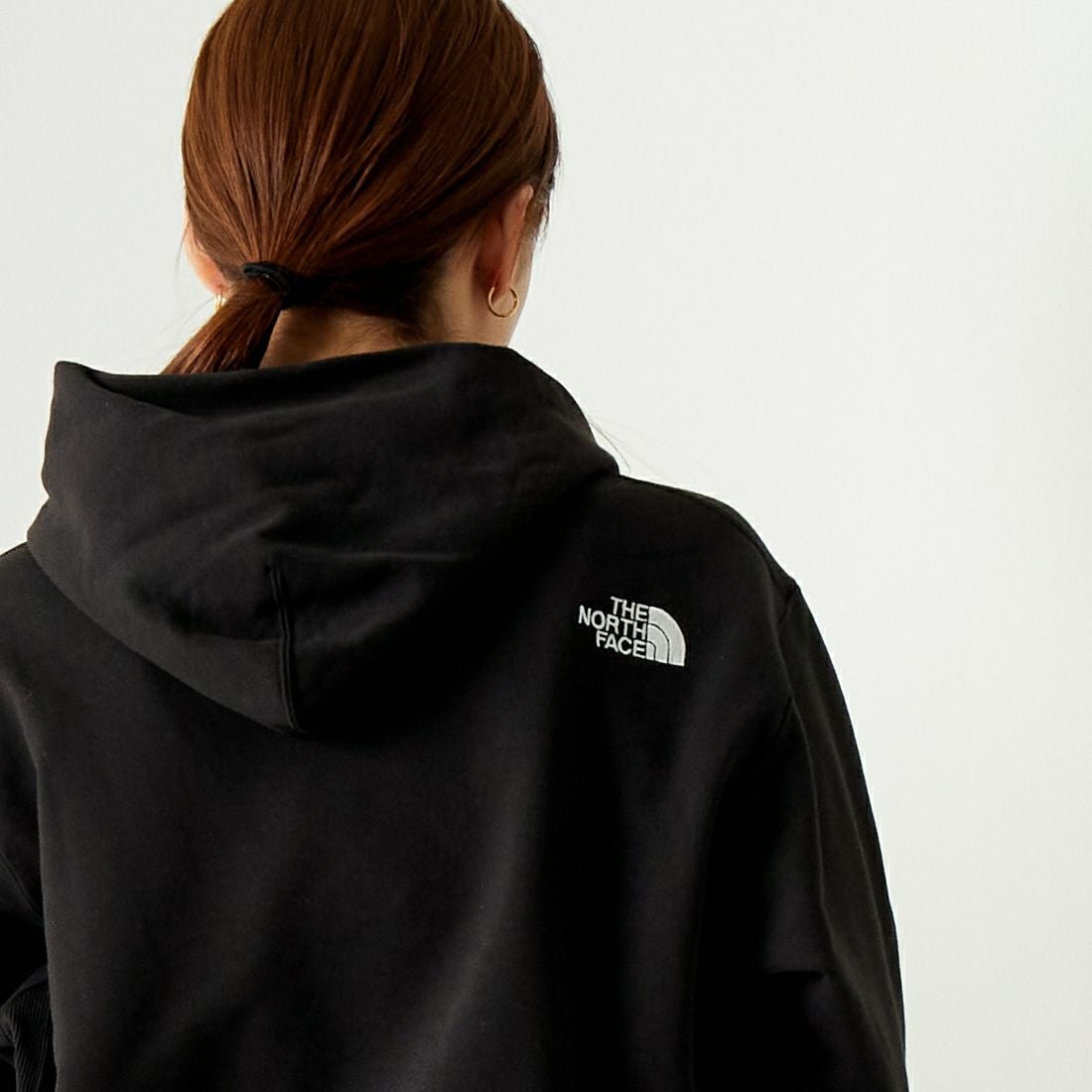 THE NORTH FACE [ザ ノースフェイス] スクエアロゴフーディ [NT12333] K &&モデル身長：167cm 着用サイズ：S&&