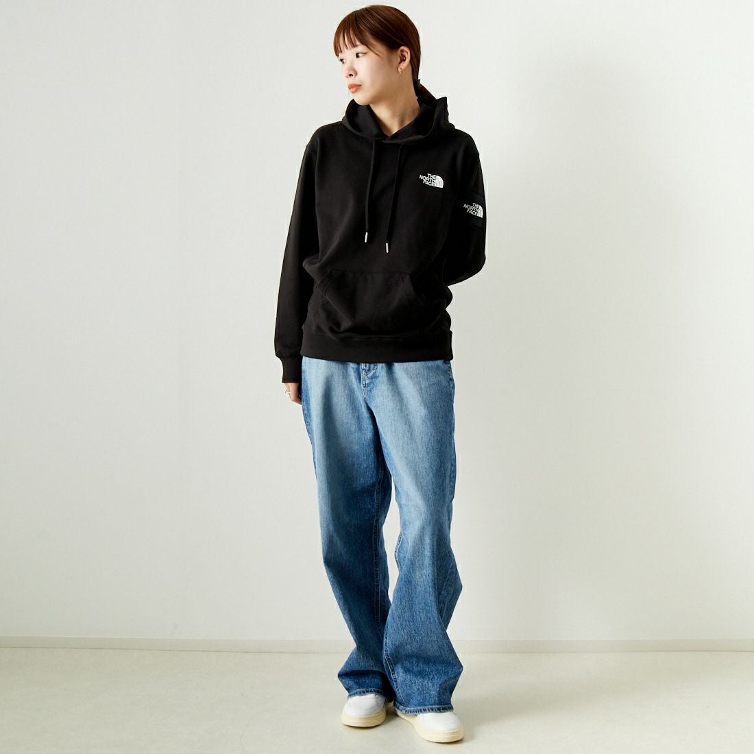 THE NORTH FACE [ザ ノースフェイス] スクエアロゴフーディ [NT12333] K &&モデル身長：167cm 着用サイズ：S&&