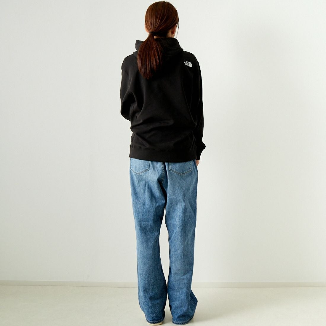 THE NORTH FACE [ザ ノースフェイス] スクエアロゴフーディ [NT12333] K &&モデル身長：167cm 着用サイズ：S&&