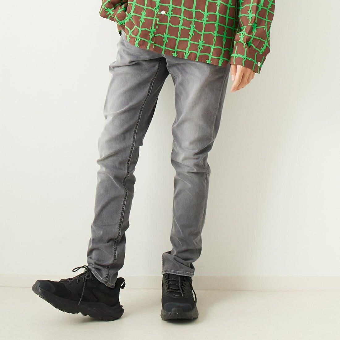 DENHAM [デンハム] スリムフィットジーンズ RAZOR [RAZOR-BLFM6YG] LIGHT GREY &&モデル身長：182cm 着用サイズ：29&&