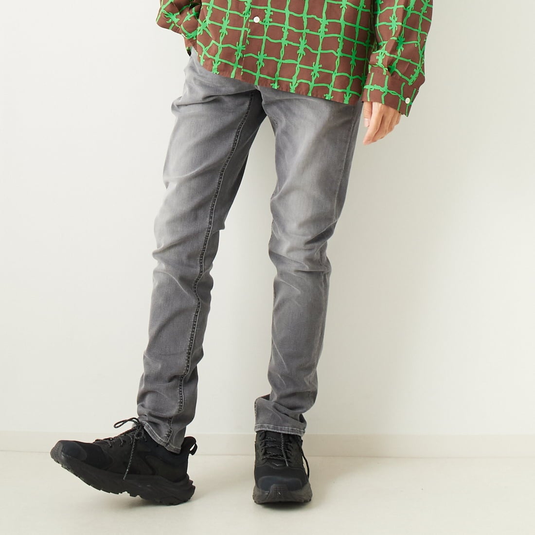 DENHAM [デンハム] スリムフィットジーンズ RAZOR [RAZOR-BLFM6YG] LIGHT GREY &&モデル身長：182cm 着用サイズ：29&&