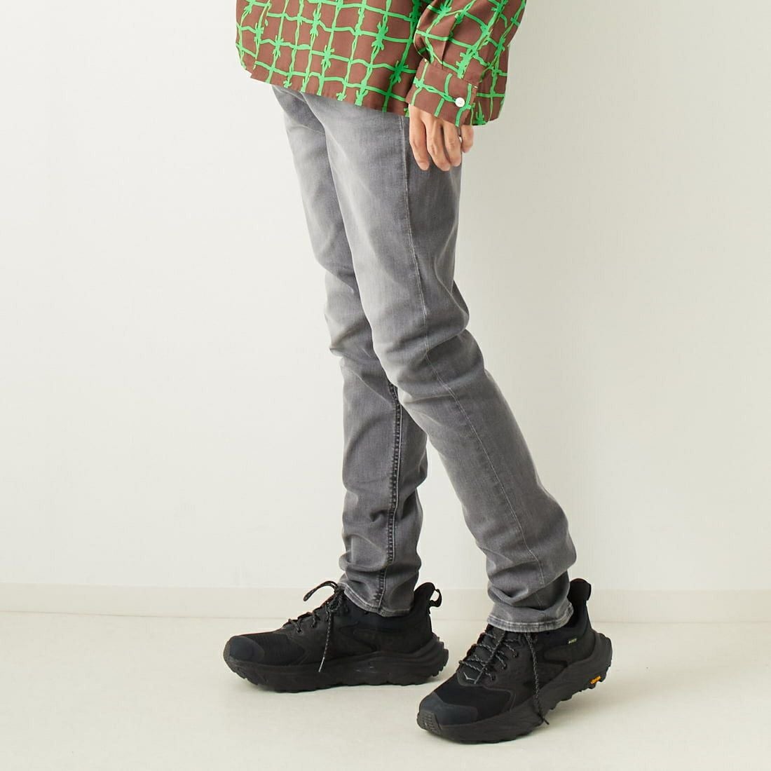 DENHAM [デンハム] スリムフィットジーンズ RAZOR [RAZOR-BLFM6YG] LIGHT GREY &&モデル身長：182cm 着用サイズ：29&&