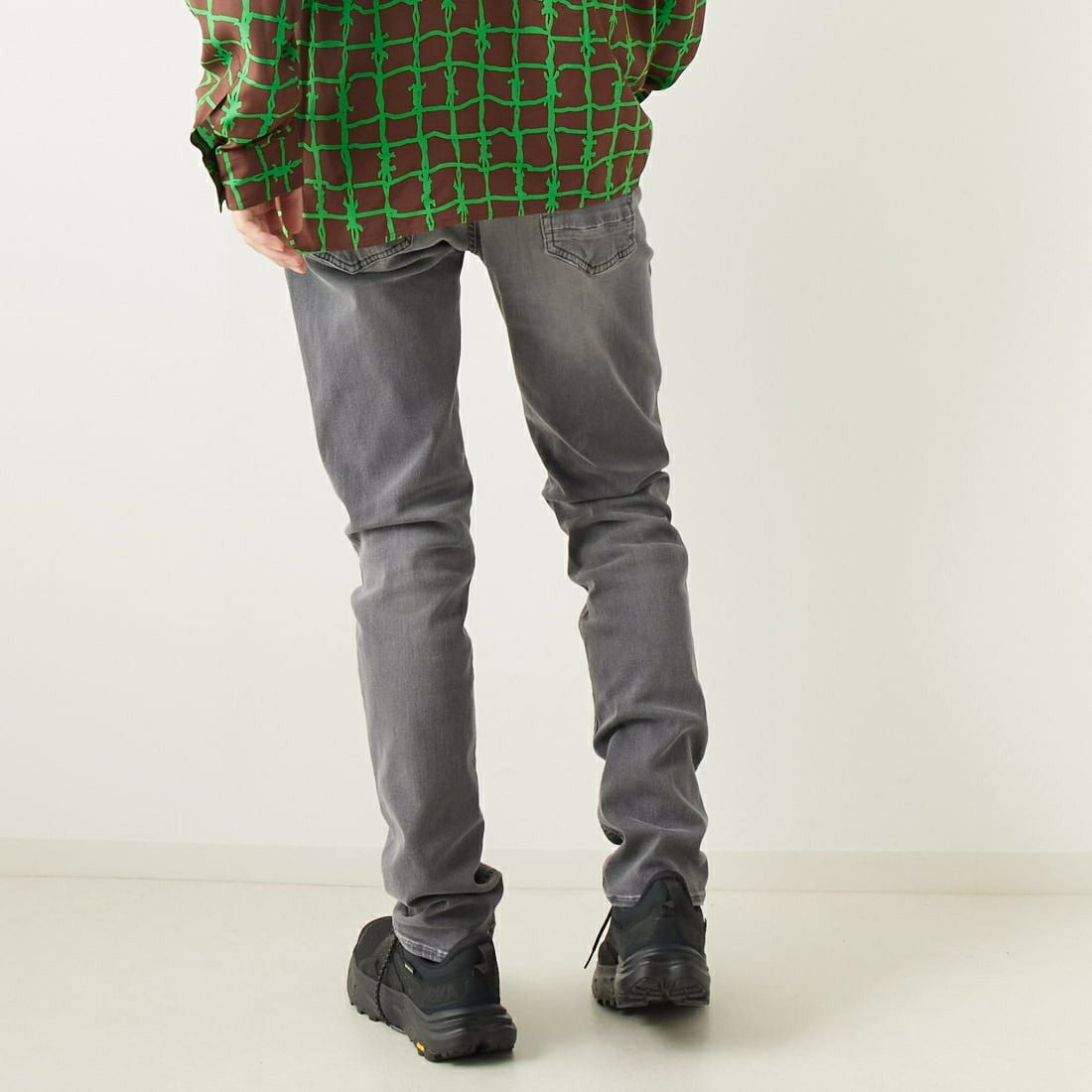 DENHAM [デンハム] スリムフィットジーンズ RAZOR [RAZOR-BLFM6YG] LIGHT GREY &&モデル身長：182cm 着用サイズ：29&&