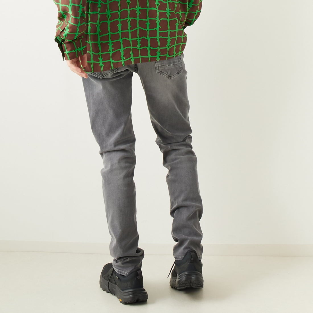 DENHAM [デンハム] スリムフィットジーンズ RAZOR [RAZOR-BLFM6YG] LIGHT GREY &&モデル身長：182cm 着用サイズ：29&&