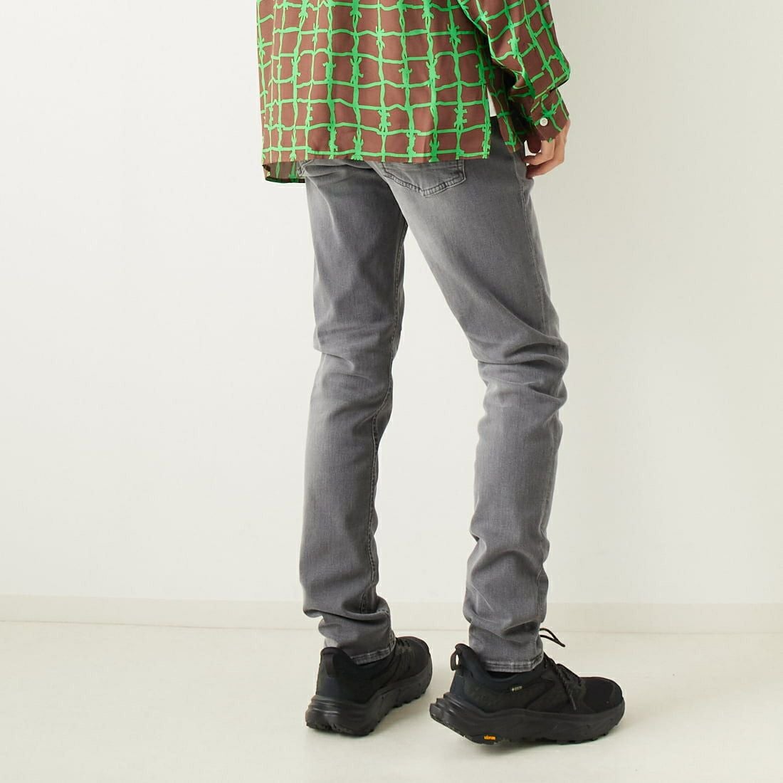 DENHAM [デンハム] スリムフィットジーンズ RAZOR [RAZOR-BLFM6YG] LIGHT GREY &&モデル身長：182cm 着用サイズ：29&&